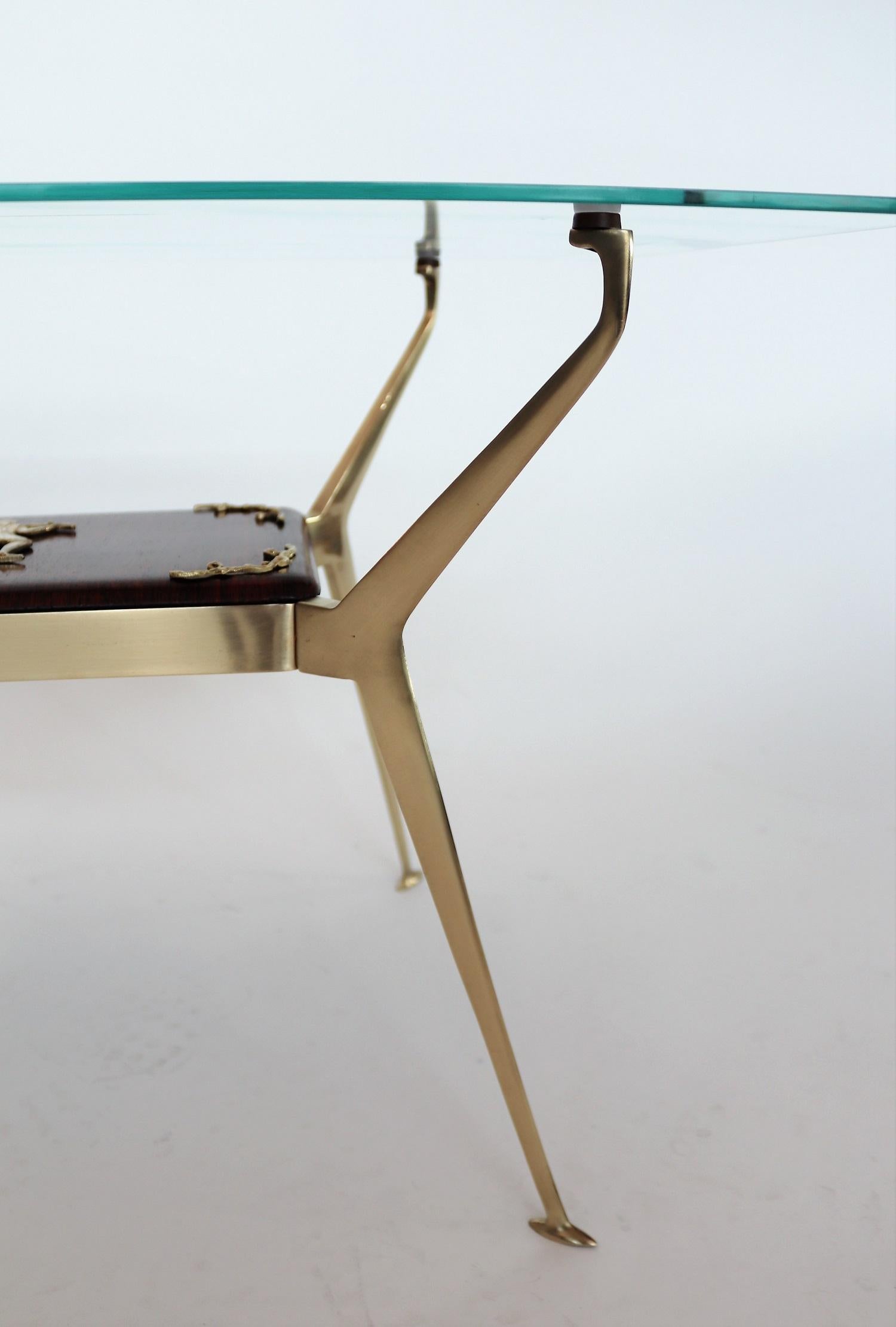 Poli Table basse italienne du milieu du siècle ou avec laiton et contreplaqué d'acajou années 1950 en vente