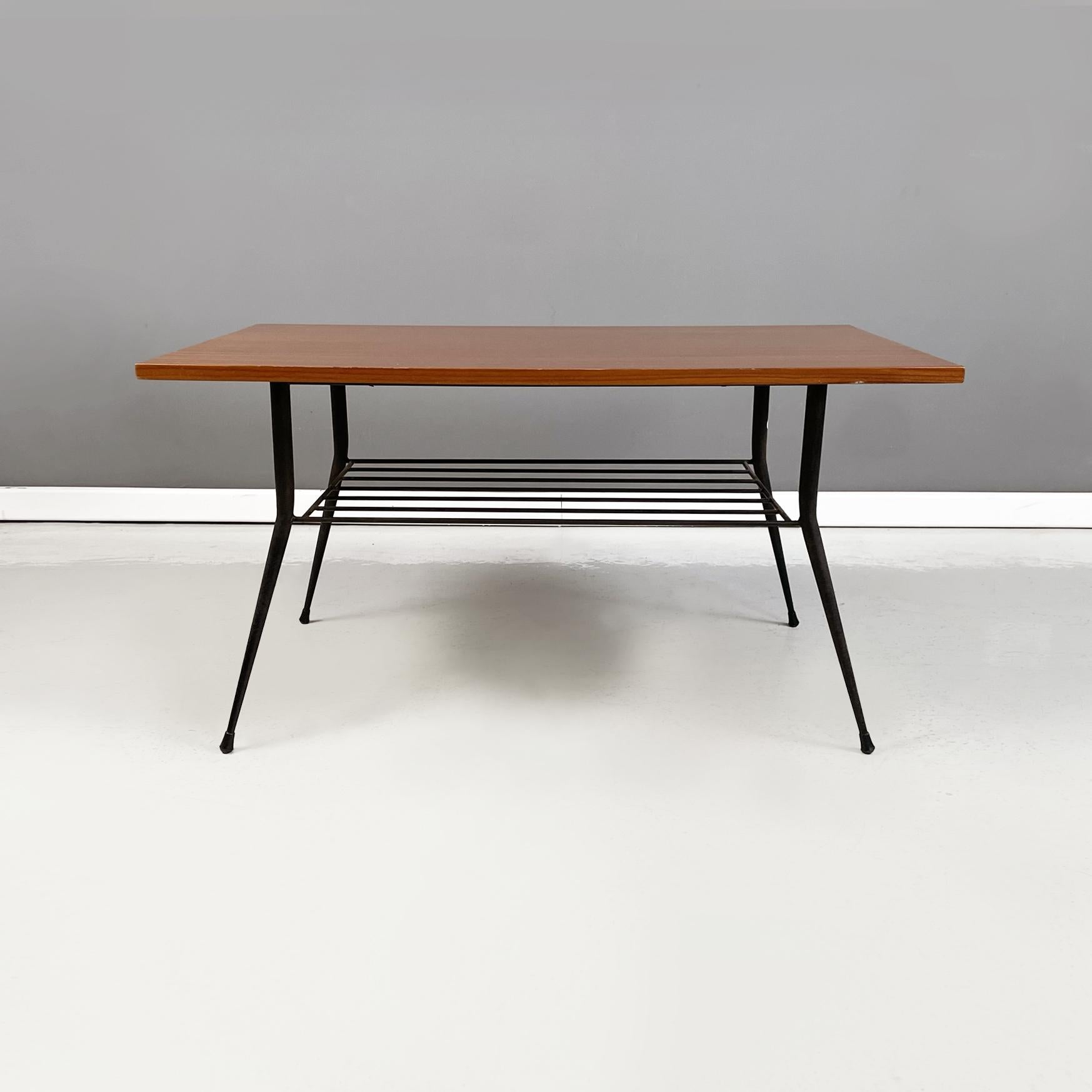 Mid-Century Modern Table basse italienne du milieu du siècle avec porte-revues en bois et métal, années 1960 en vente