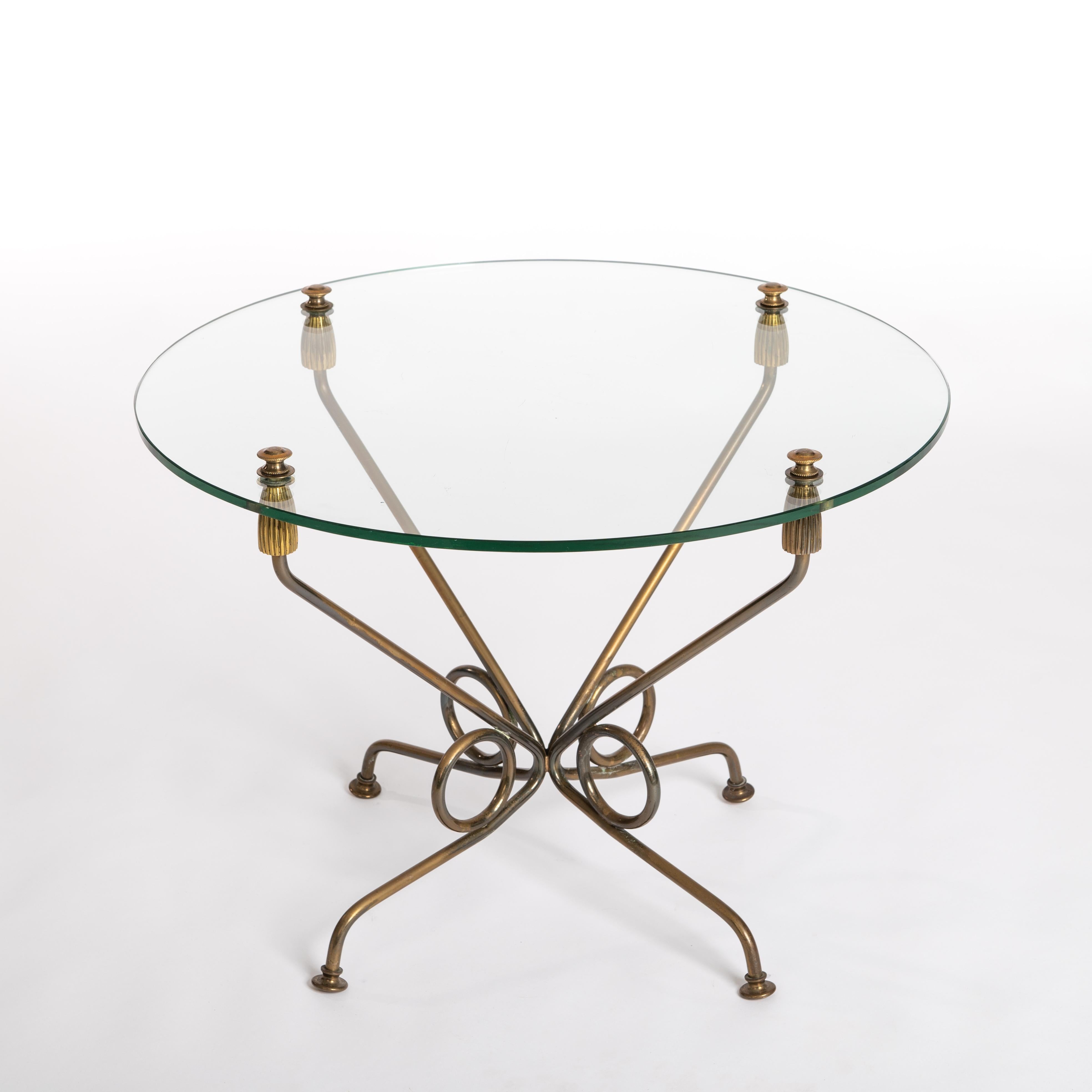 Table d'appoint italienne Gueridonin en fer plaqué laiton, au pied léger.
La base a été forgée en fer et ensuite plaquée en laiton.
Dans la partie inférieure des anneaux, la couche de laiton est déjà légèrement usée et il y a une intéressante patine