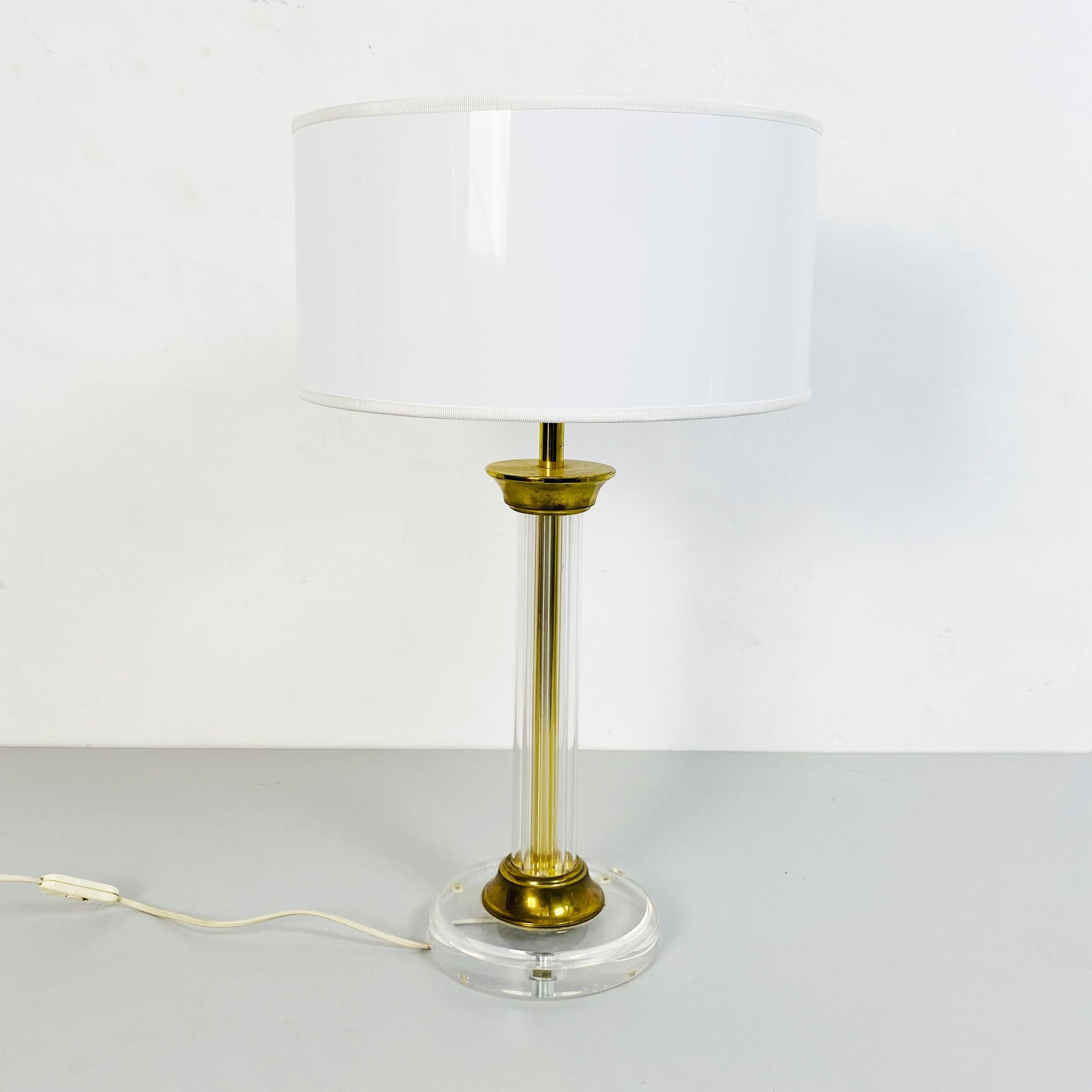 Mid-Century Modern Italian Mid-Century Column-Shaped Plexiglass and Brass Table Lamp, 1970s For Sale