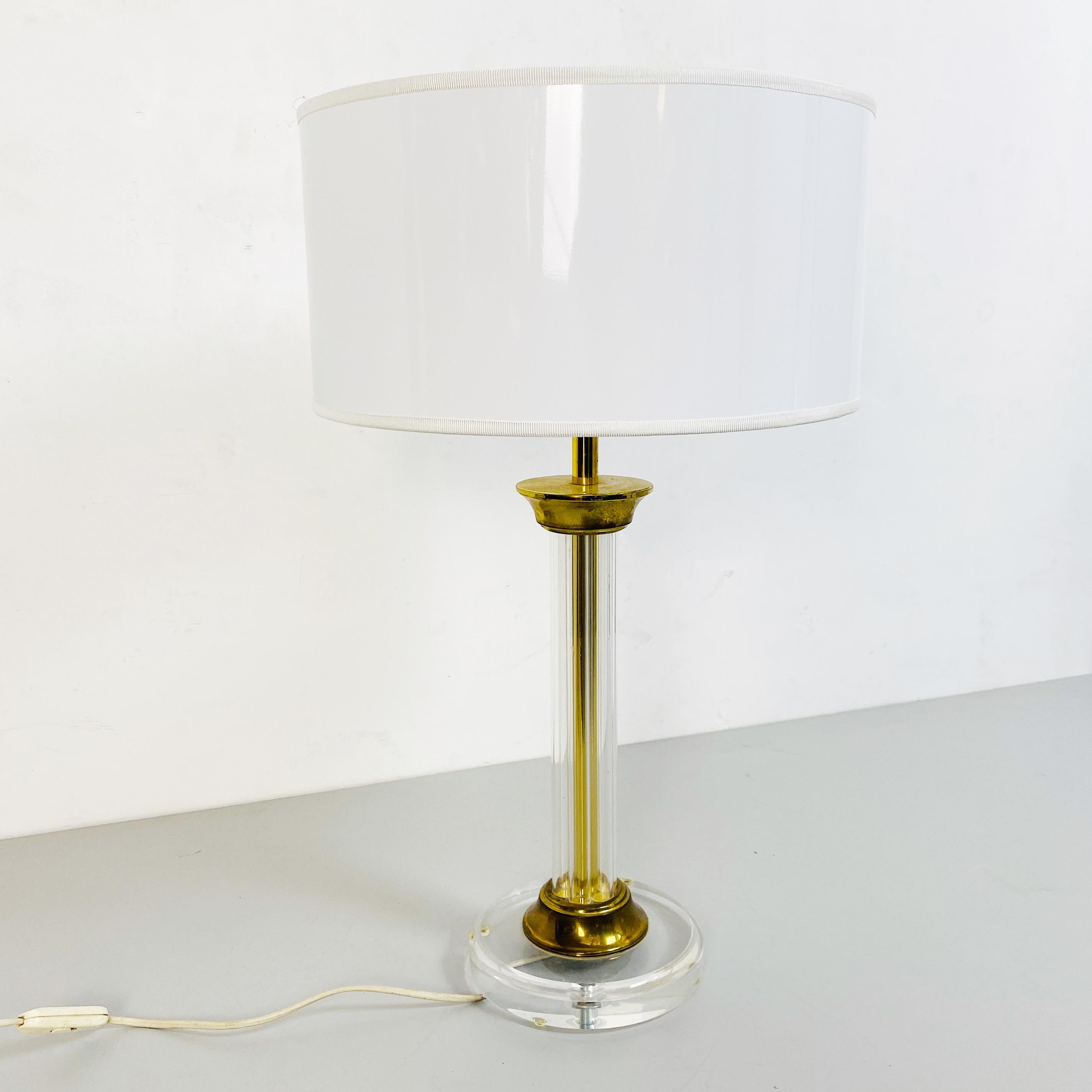 Italian Mid-Century Column-Shaped Plexiglass and Brass Table Lamp, 1970s In Good Condition For Sale In MIlano, IT