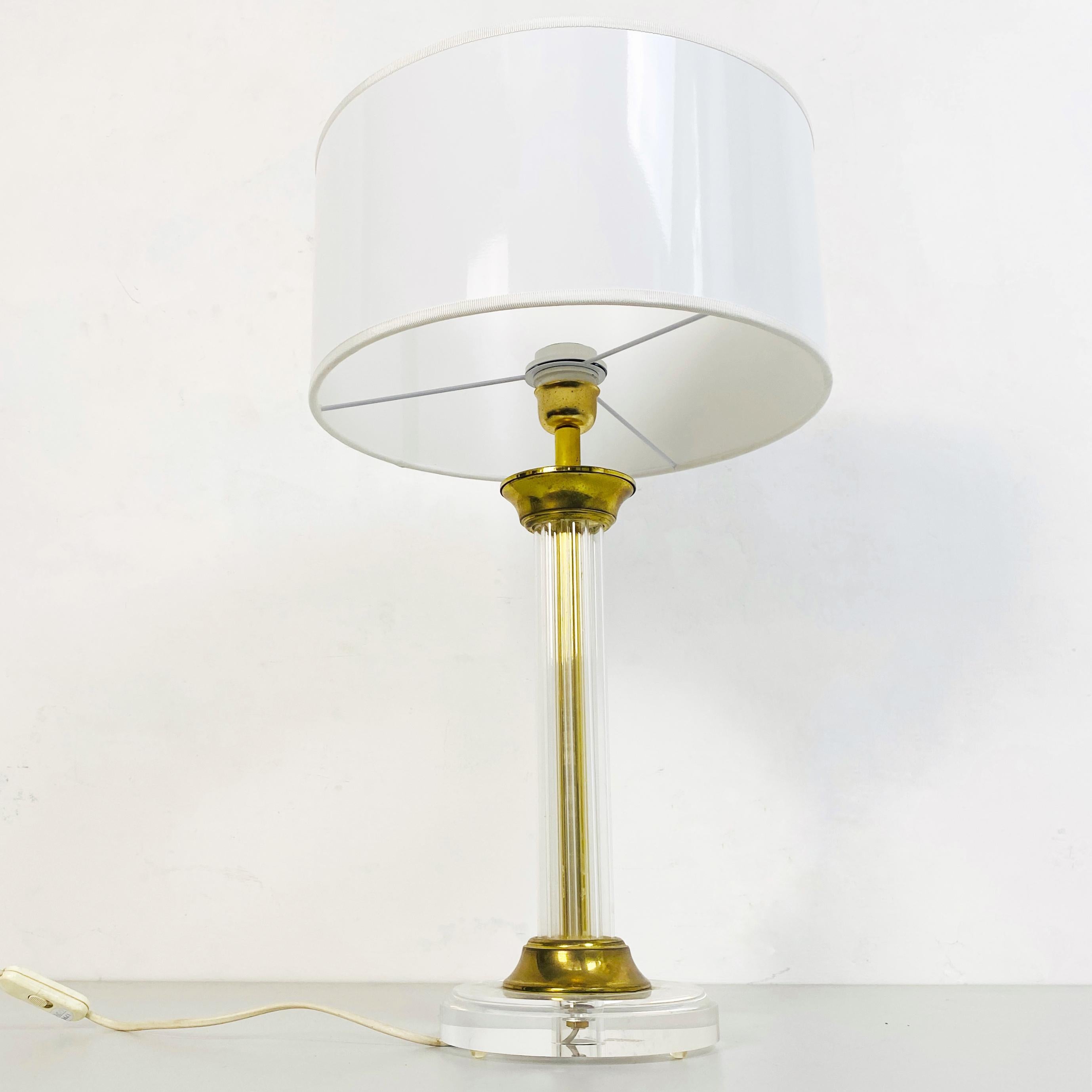 Late 20th Century Italian Mid-Century Column-Shaped Plexiglass and Brass Table Lamp, 1970s For Sale