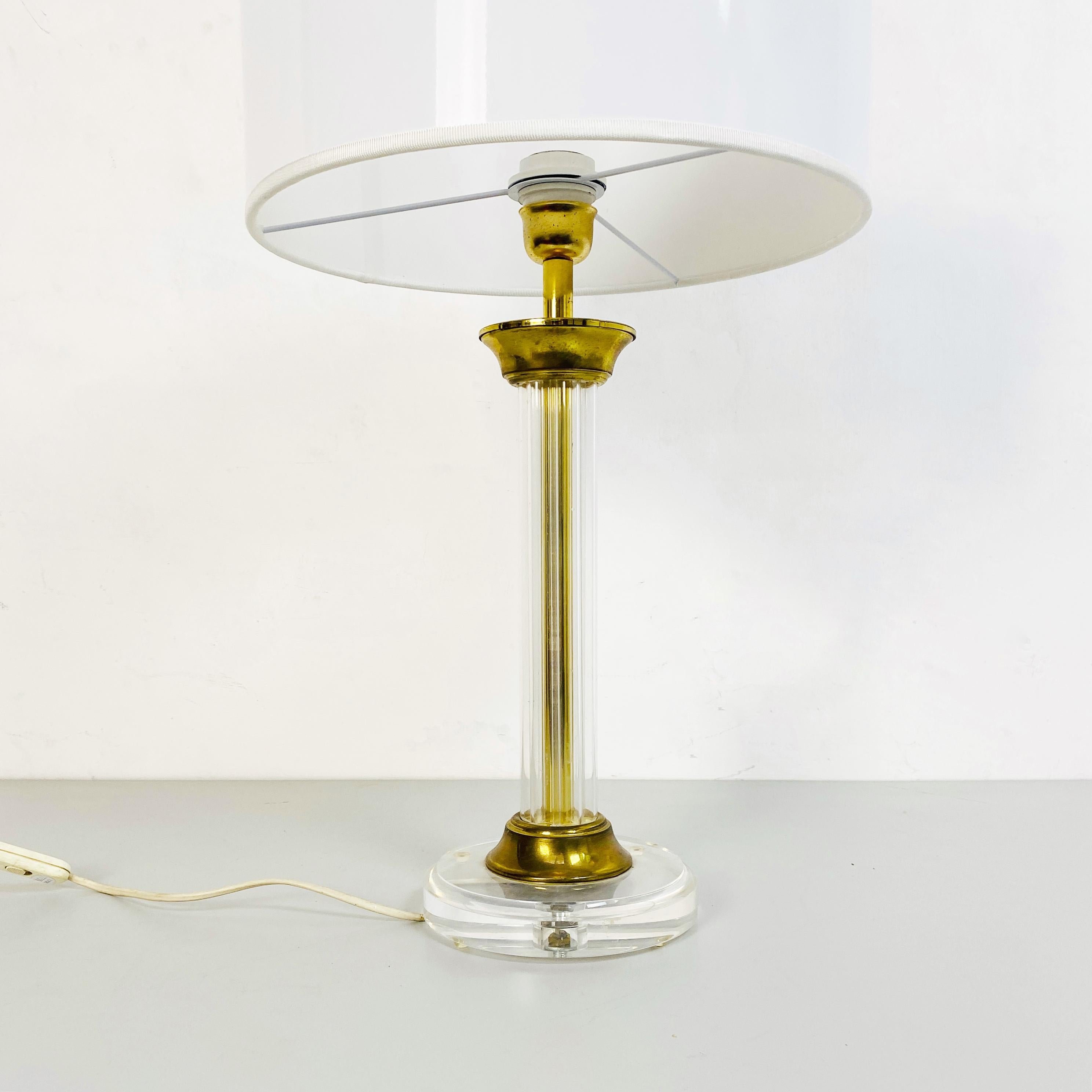 Italian Mid-Century Column-Shaped Plexiglass and Brass Table Lamp, 1970s For Sale 1