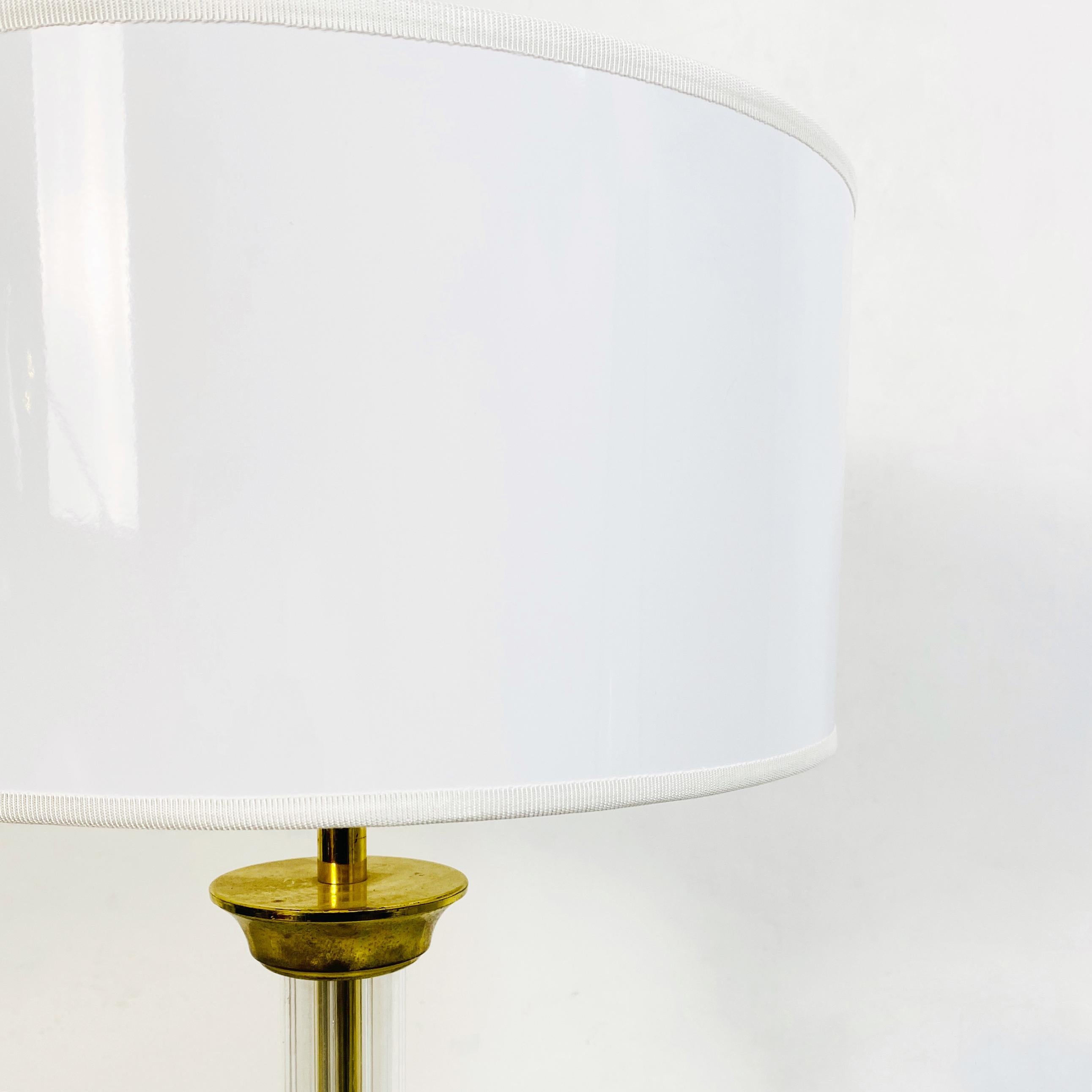 Italian Mid-Century Column-Shaped Plexiglass and Brass Table Lamp, 1970s For Sale 2