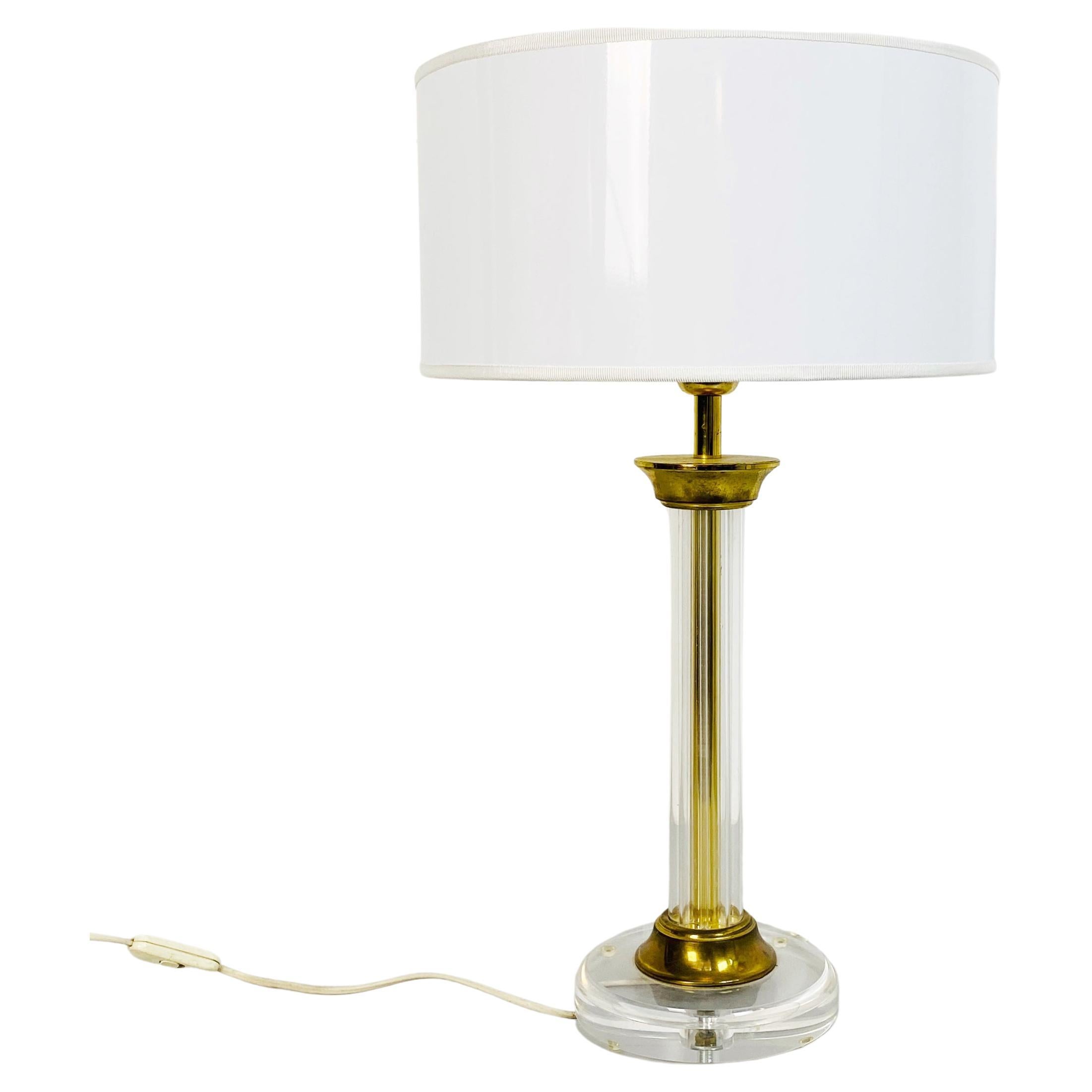 Italian Mid-Century Column-Shaped Plexiglass and Brass Table Lamp, 1970s For Sale