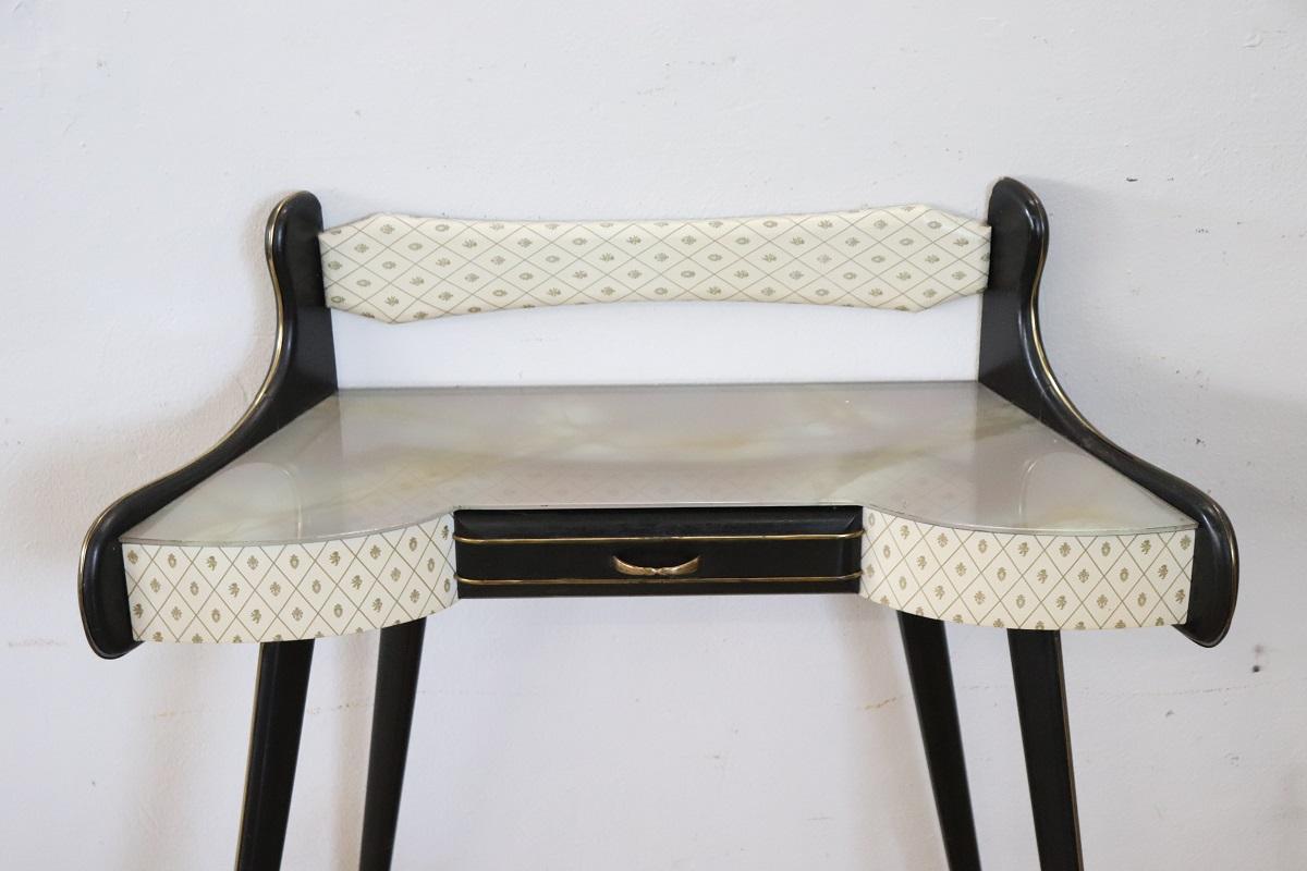 Consola italiana de mediados de siglo de madera y tapa de cristal Italiano en venta