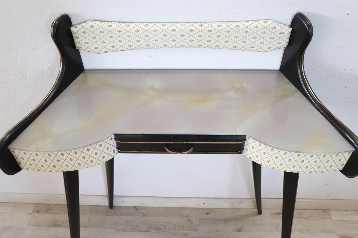 Verre Table console italienne du milieu du siècle dernier en bois et plateau en verre en vente