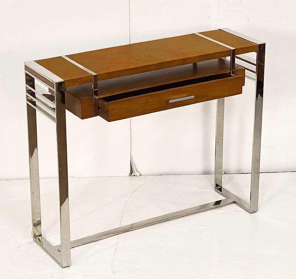Ein feiner italienischer dreistöckiger Konsolentisch mit einem rechteckigen Gestell mit einem modernistischen Design aus verchromtem Metall, mit einer Holzablage über einem hängenden Fries mit Schublade und Chromgriff, das Ganze ruht auf einem