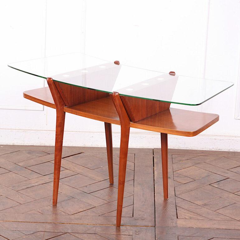 Table basse ou console italienne à deux niveaux, datant du milieu du XXe siècle, attribuée à Osvaldo Borsani. Les élégants pieds effilés et évasés et la silhouette légèrement incurvée, le plateau supérieur en verre reposant sur des supports