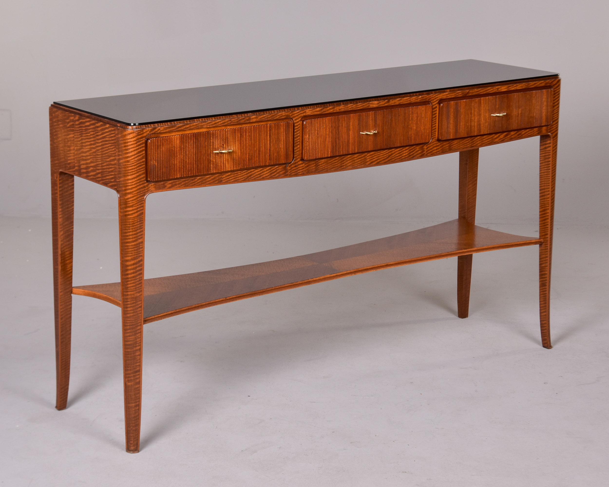 Consola italiana de mediados de siglo con frentes de cajones de junco y cristal negro en venta 4