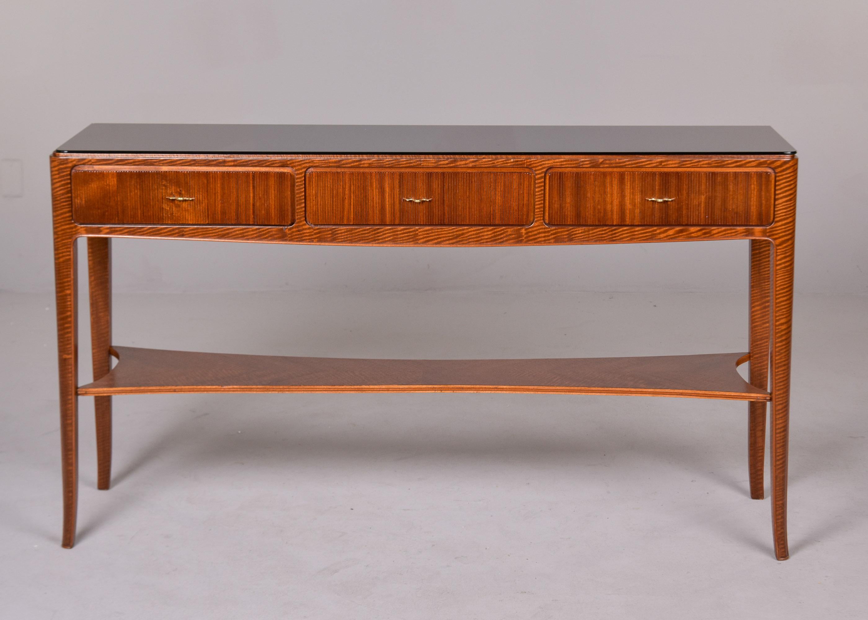 Consola italiana de mediados de siglo con frentes de cajones de junco y cristal negro Moderno de mediados de siglo en venta