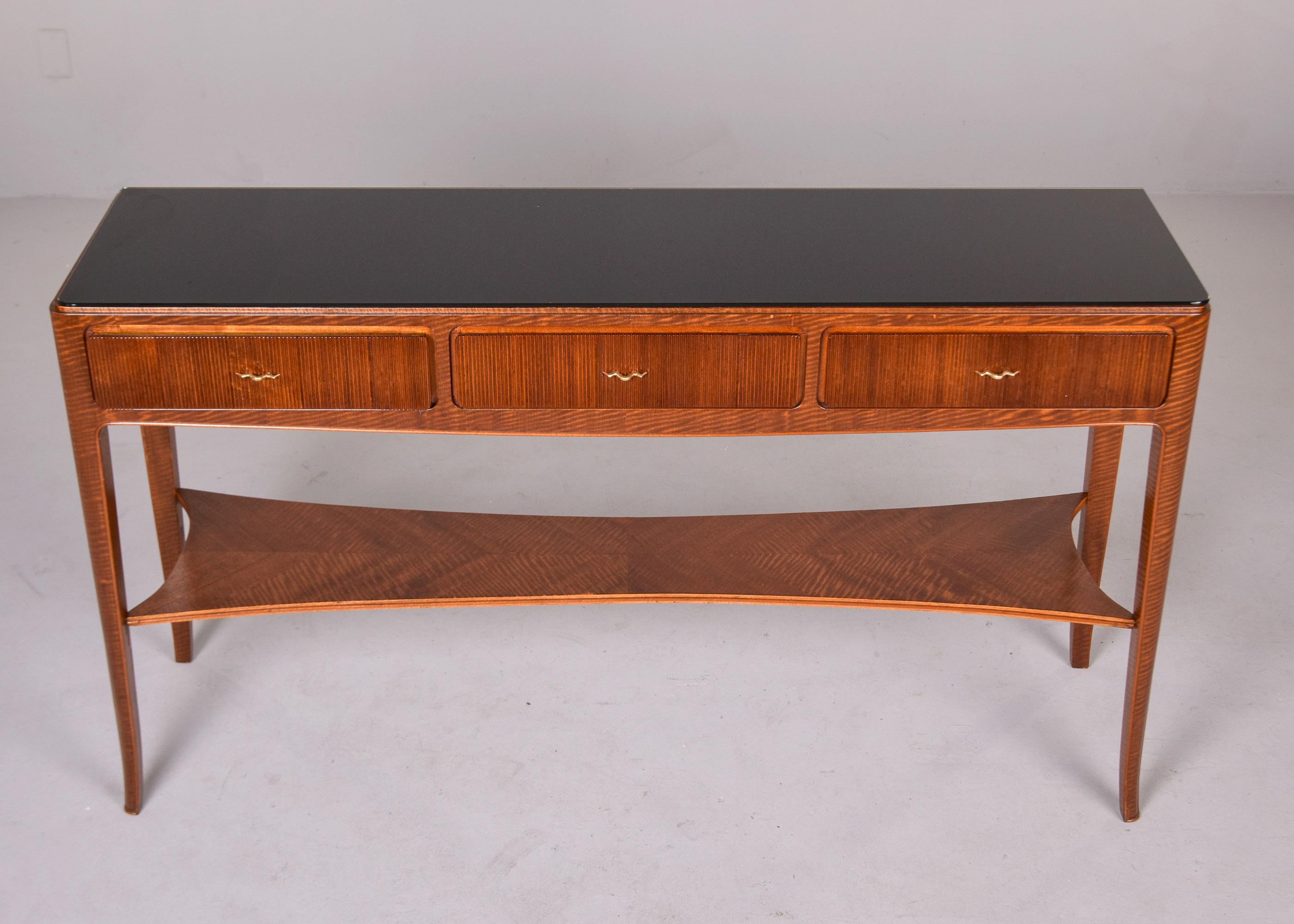 Consola italiana de mediados de siglo con frentes de cajones de junco y cristal negro Italiano en venta