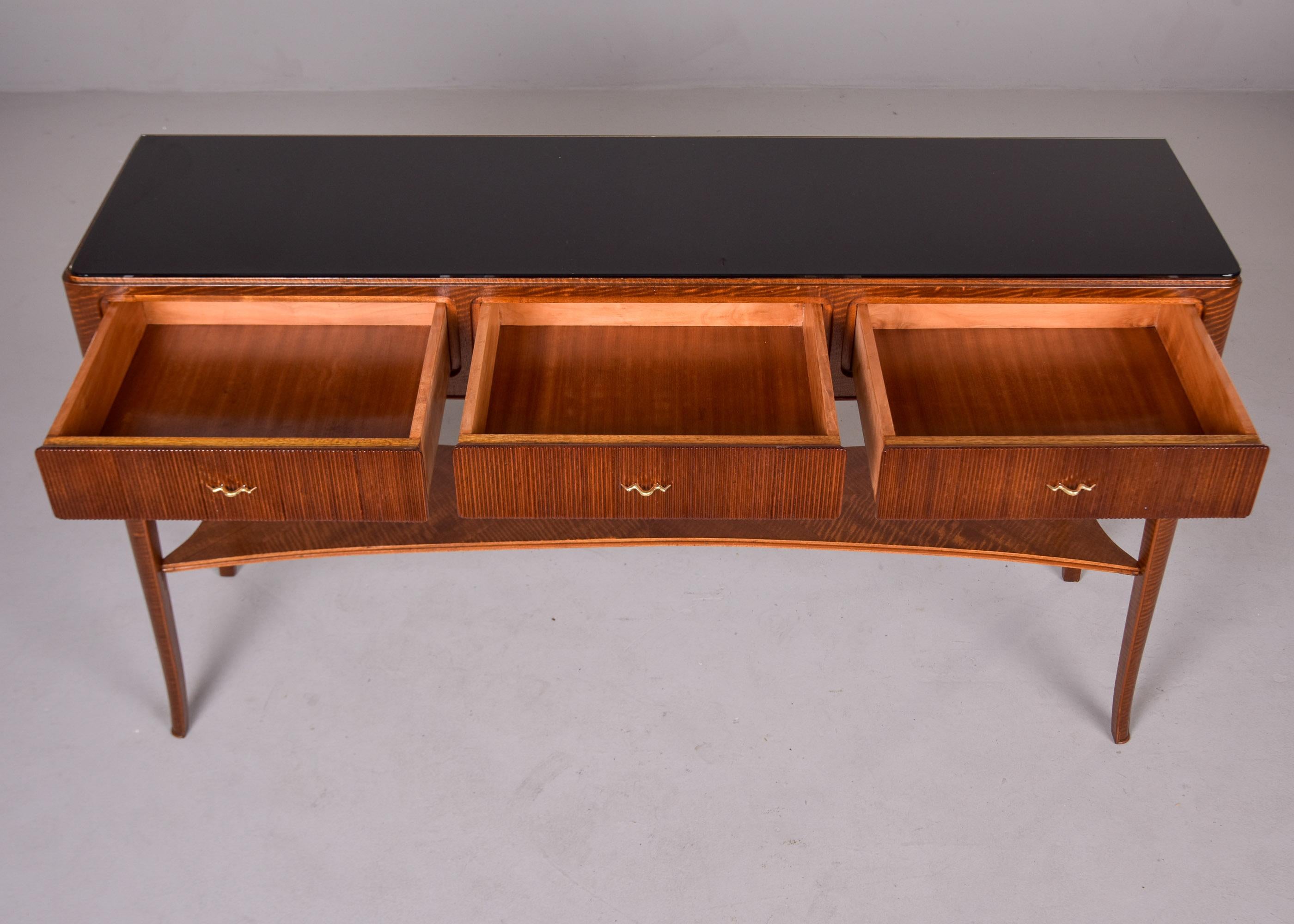 Consola italiana de mediados de siglo con frentes de cajones de junco y cristal negro siglo XX en venta