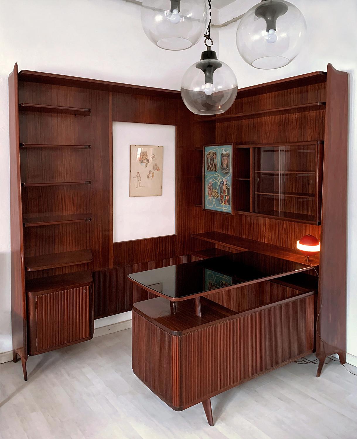 Increíble librería esquinera italiana con escritorio, fabricada en los años 50 y muy bien diseñada, probablemente por alguno de los diseñadores italianos más importantes de la época, como Osvaldo Borsani, Vittorio Dassi o Paolo Buffa.

Es una