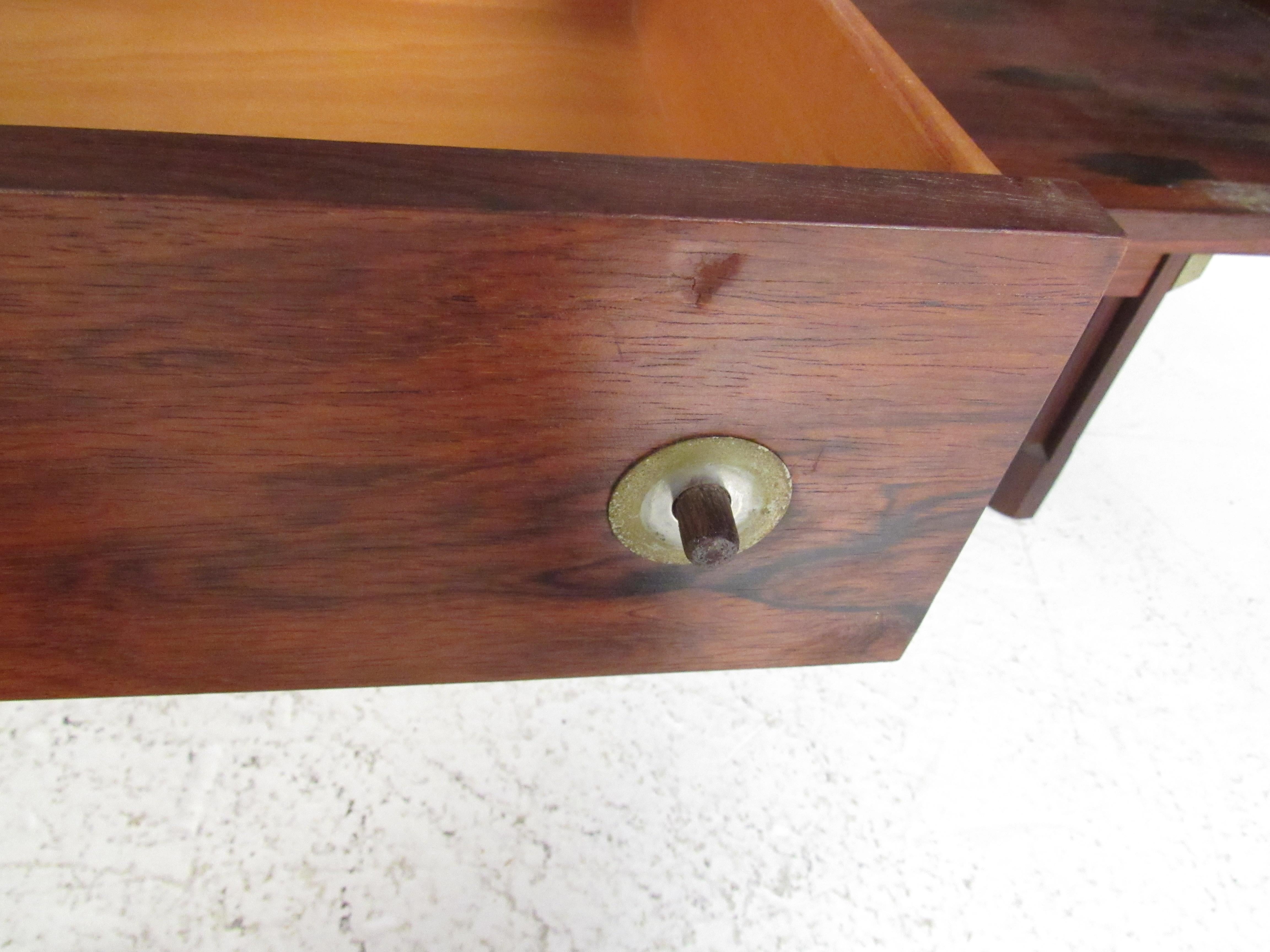 Italian Midcentury Credenza in Rosewood with a Finished Back For Sale 3