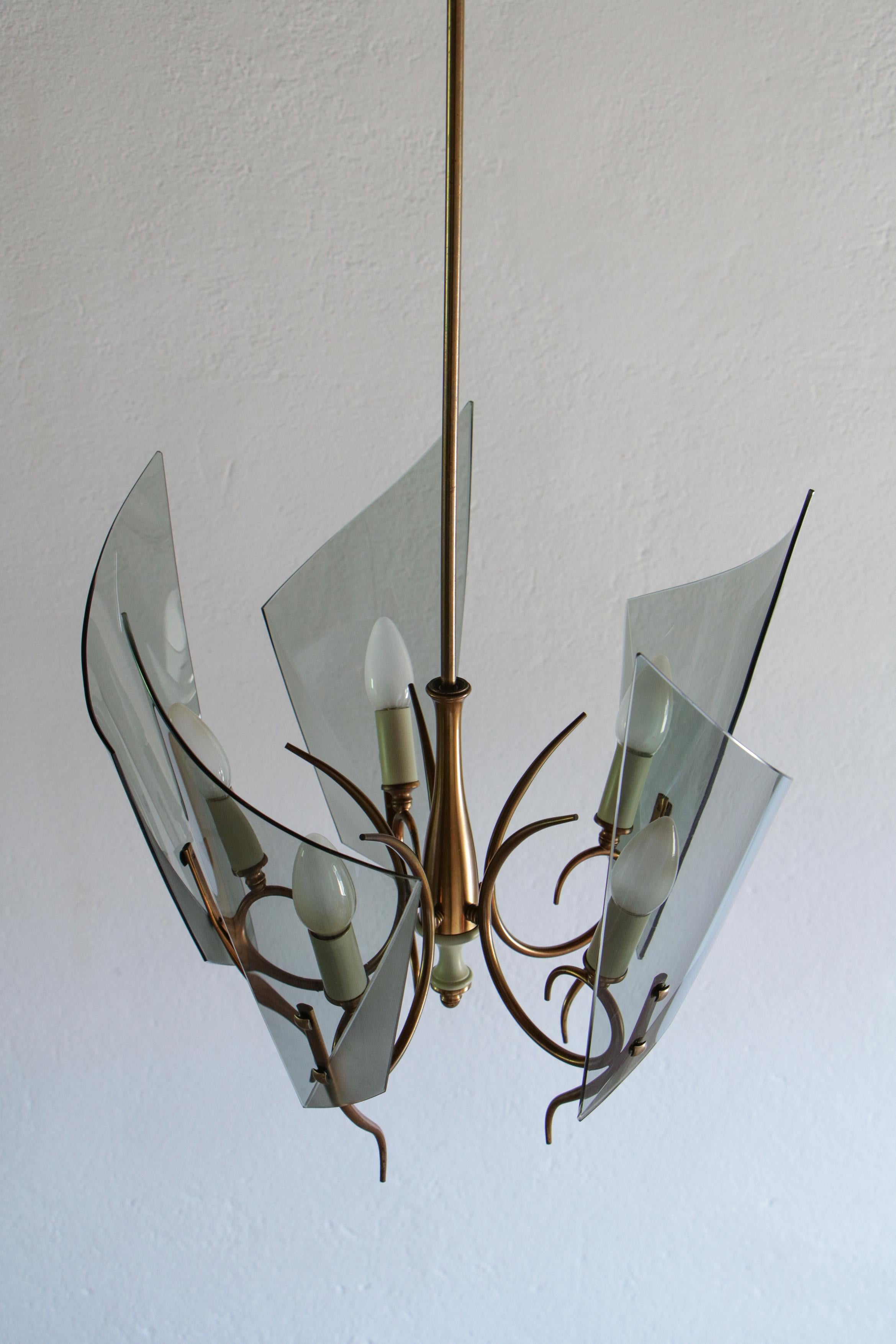Italian Mid-Century Curved Glass Chandelier Attributed to Fontana Arte, 1950s In Good Condition For Sale In Traversetolo, IT