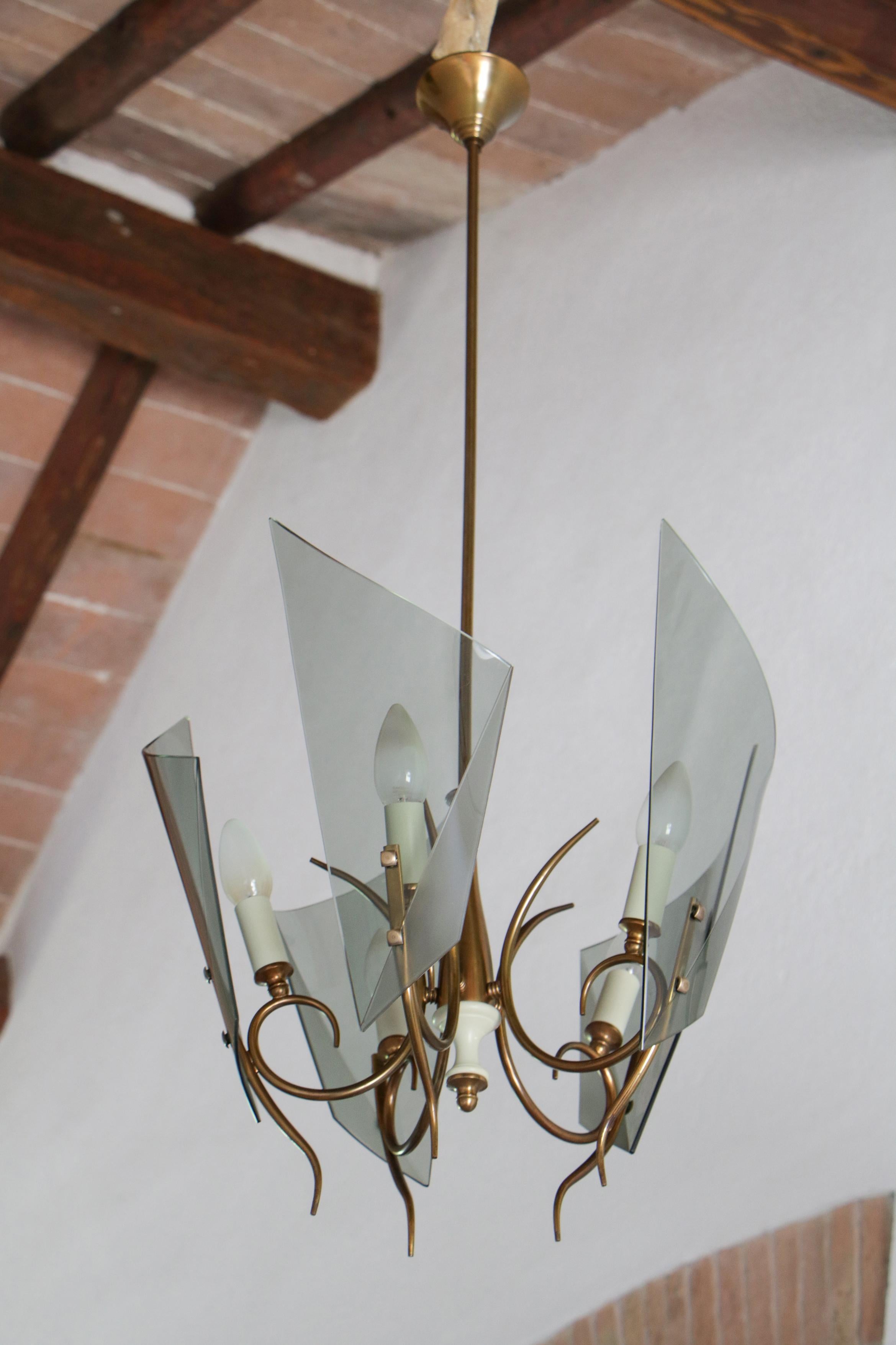 Brass Italian Mid-Century Curved Glass Chandelier Attributed to Fontana Arte, 1950s For Sale