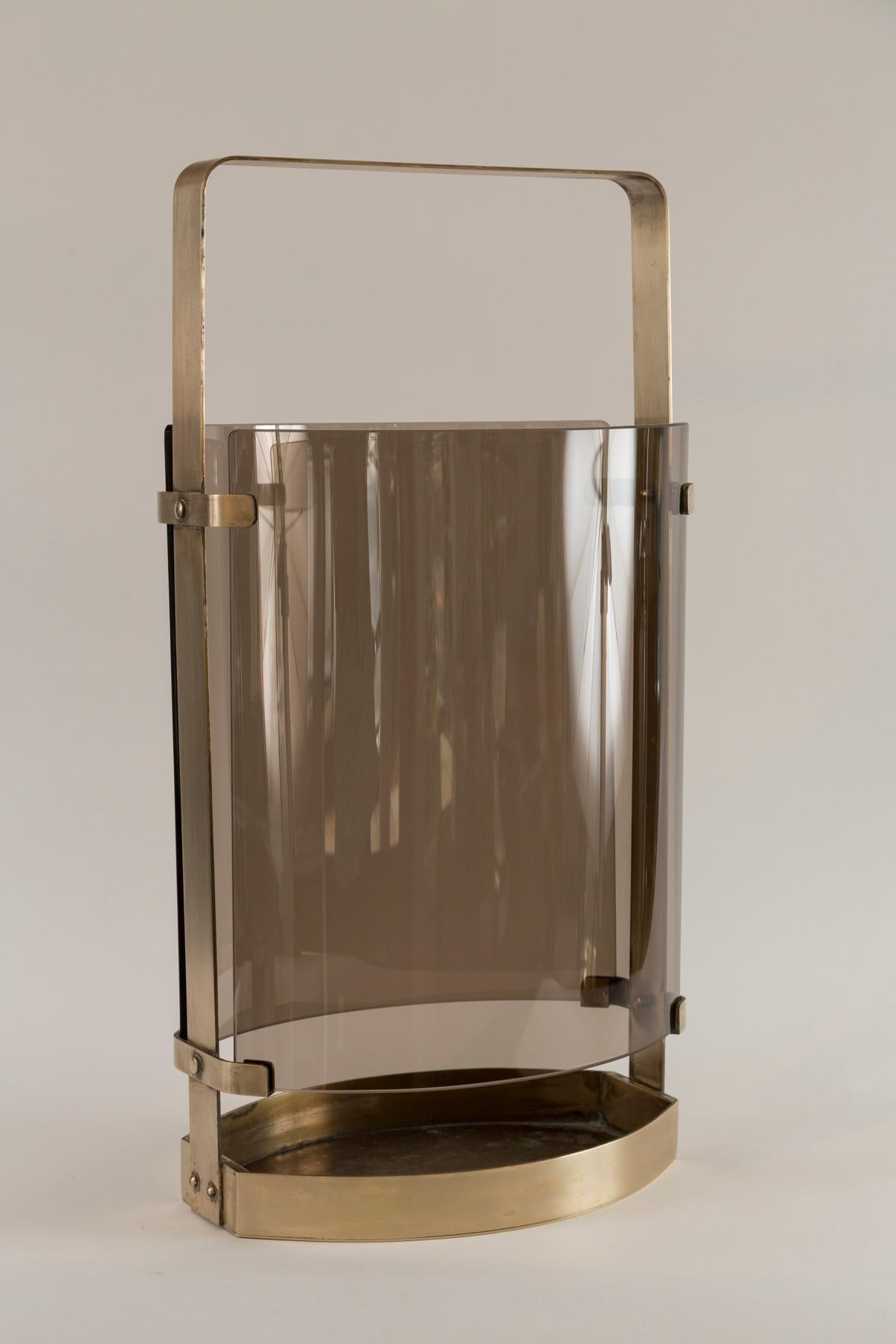 A beautiful sleek and curved umbrella stand in a thick unlacquered brass with curved smokey glass from  Fontana Arte, model 2035

Reference: Lights and Transparencies: Fontana Arte 1930-1950

Origin: Italy

Condition: Excellent including no