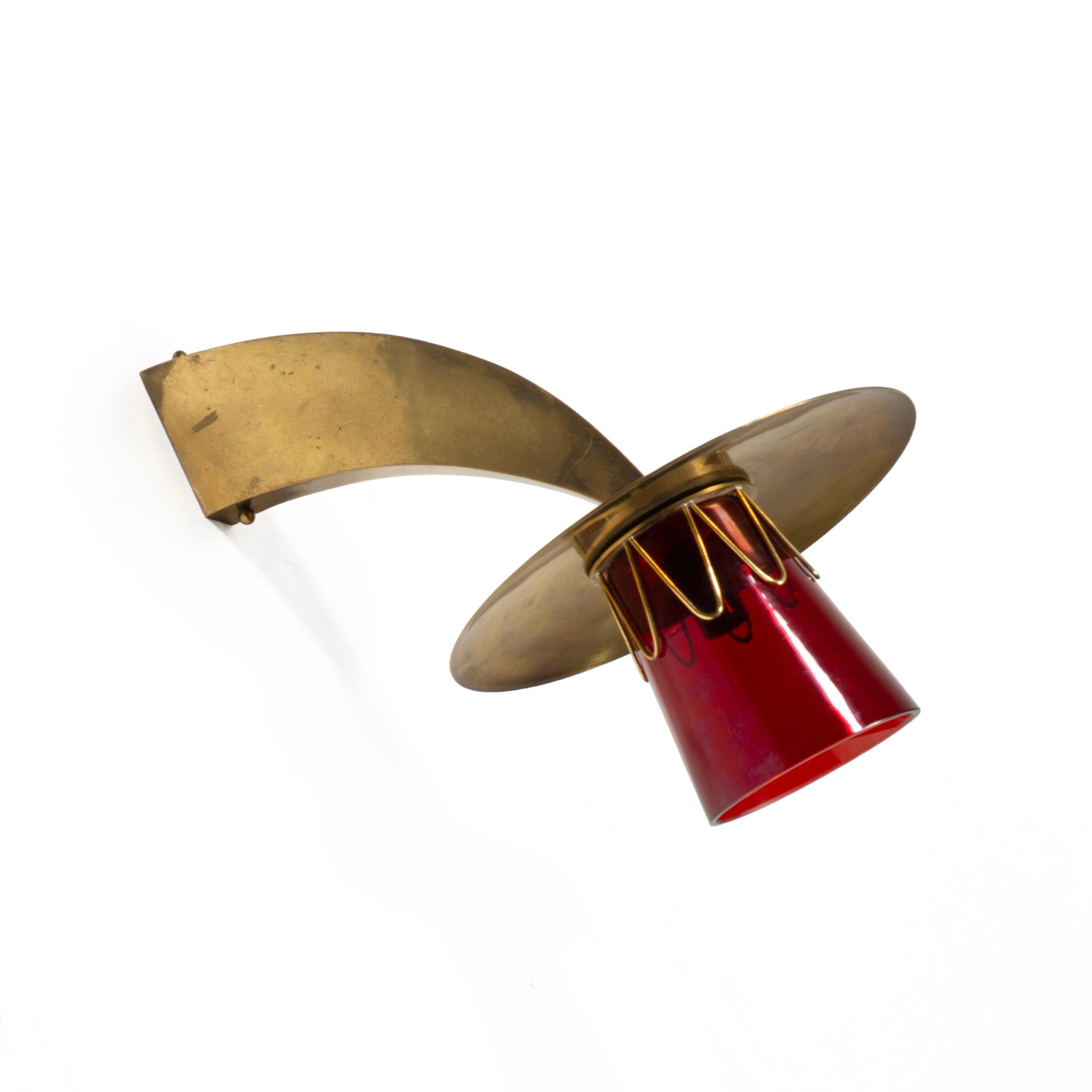 Mid-Century Modern Applique murale italienne du milieu du siècle à la base fuselée incurvée, verre rouge, Italie, années 1950 en vente