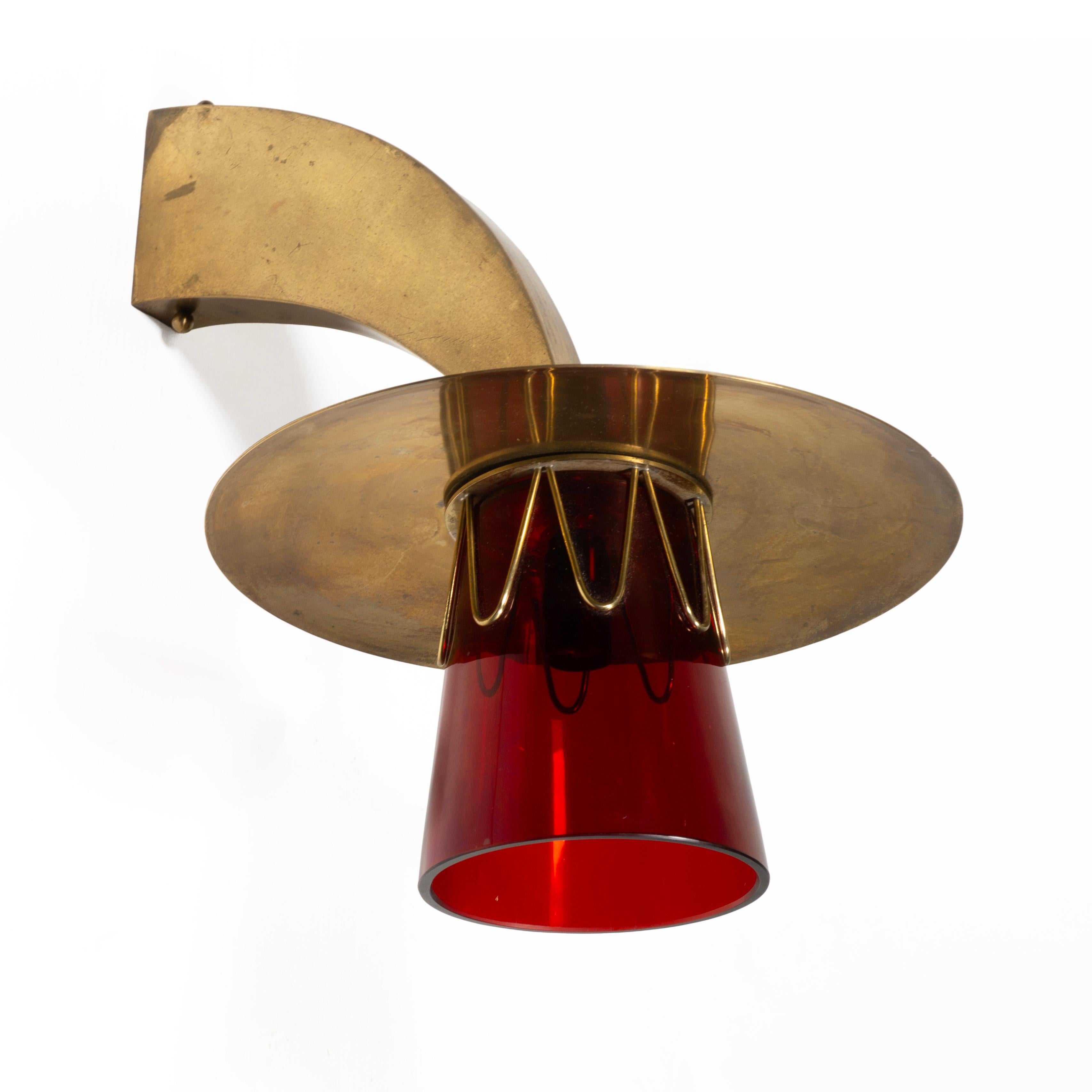 Applique murale italienne du milieu du siècle à la base fuselée incurvée, verre rouge, Italie, années 1950 Bon état - En vente à Regensburg, DE