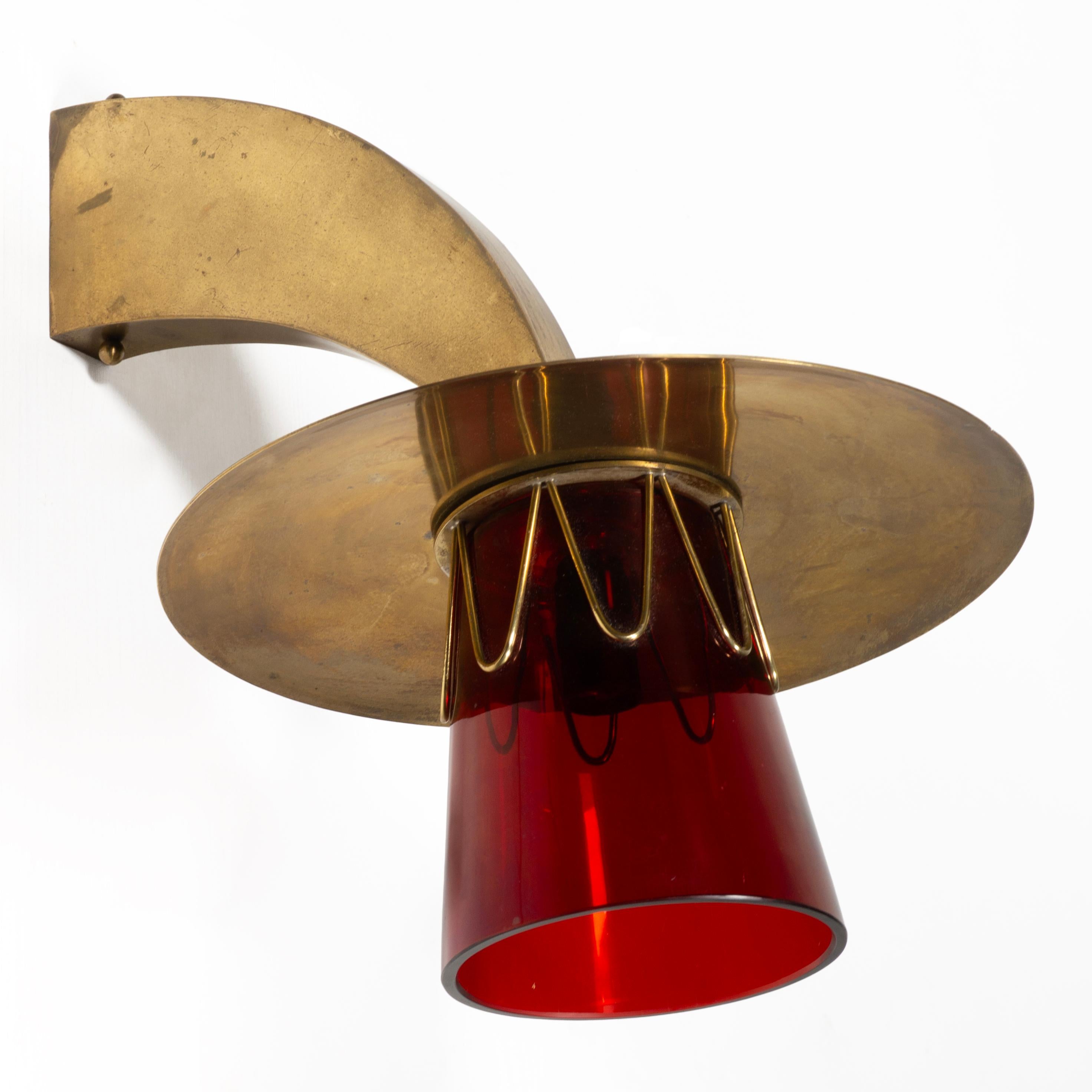 Milieu du XXe siècle Applique murale italienne du milieu du siècle à la base fuselée incurvée, verre rouge, Italie, années 1950 en vente