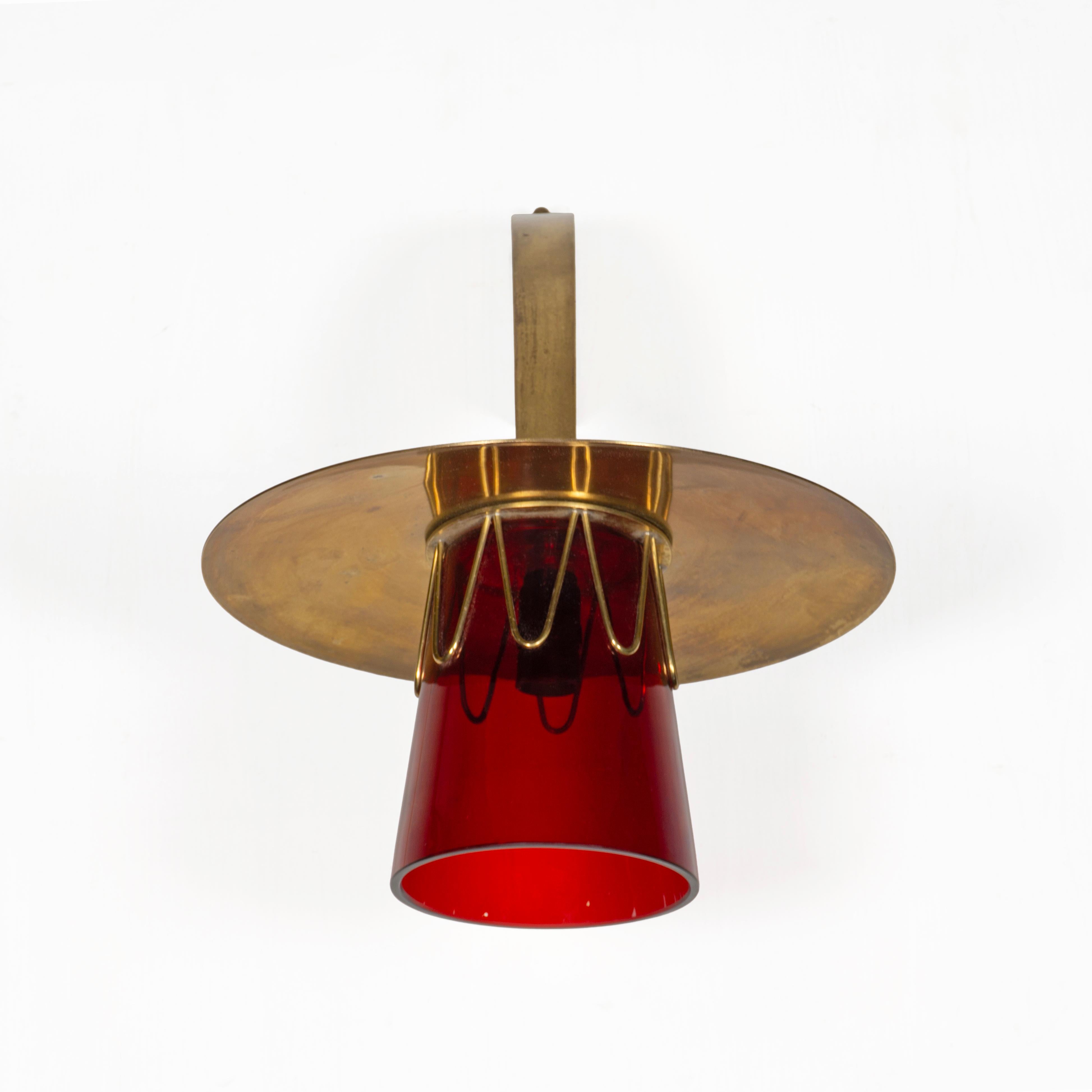Applique murale italienne du milieu du siècle à la base fuselée incurvée, verre rouge, Italie, années 1950 en vente 1