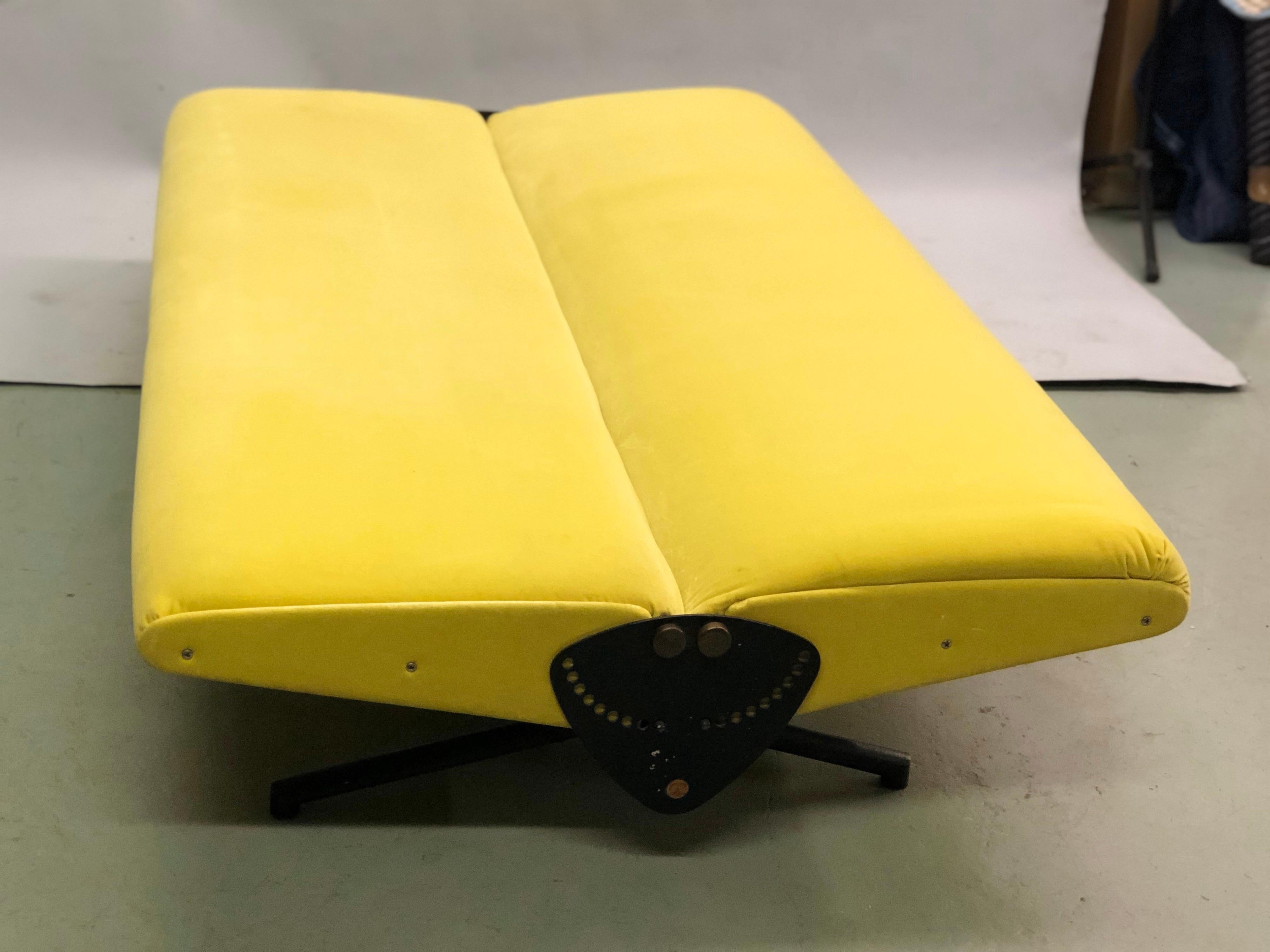 Italian Midcentury D-70 Sofa / Bed by Osvaldo Borsani & Tecno, New Upholstery For Sale 4