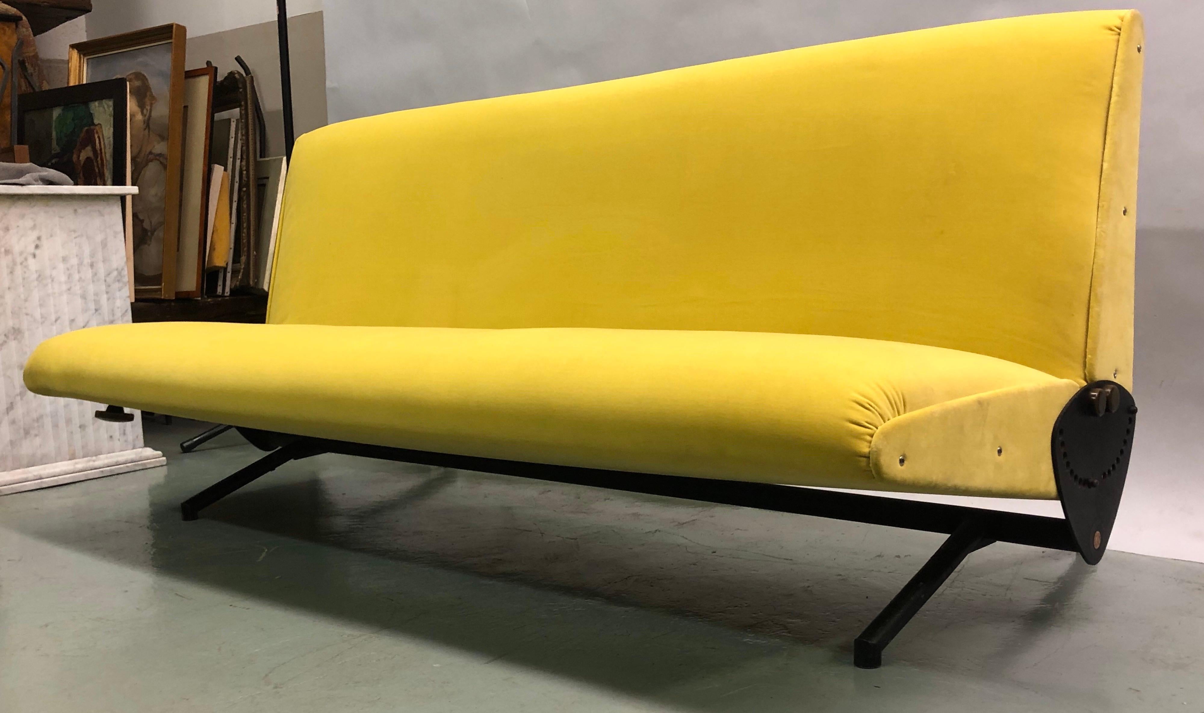 An important statement in the history of Modern design: the Italian Mid-Century Modern D 70 sofa, couch or bed by Osvaldo Borsani for Tecno. Tecno was one of the first fully mechanical, convertible and armless sofas. It has graced the world its