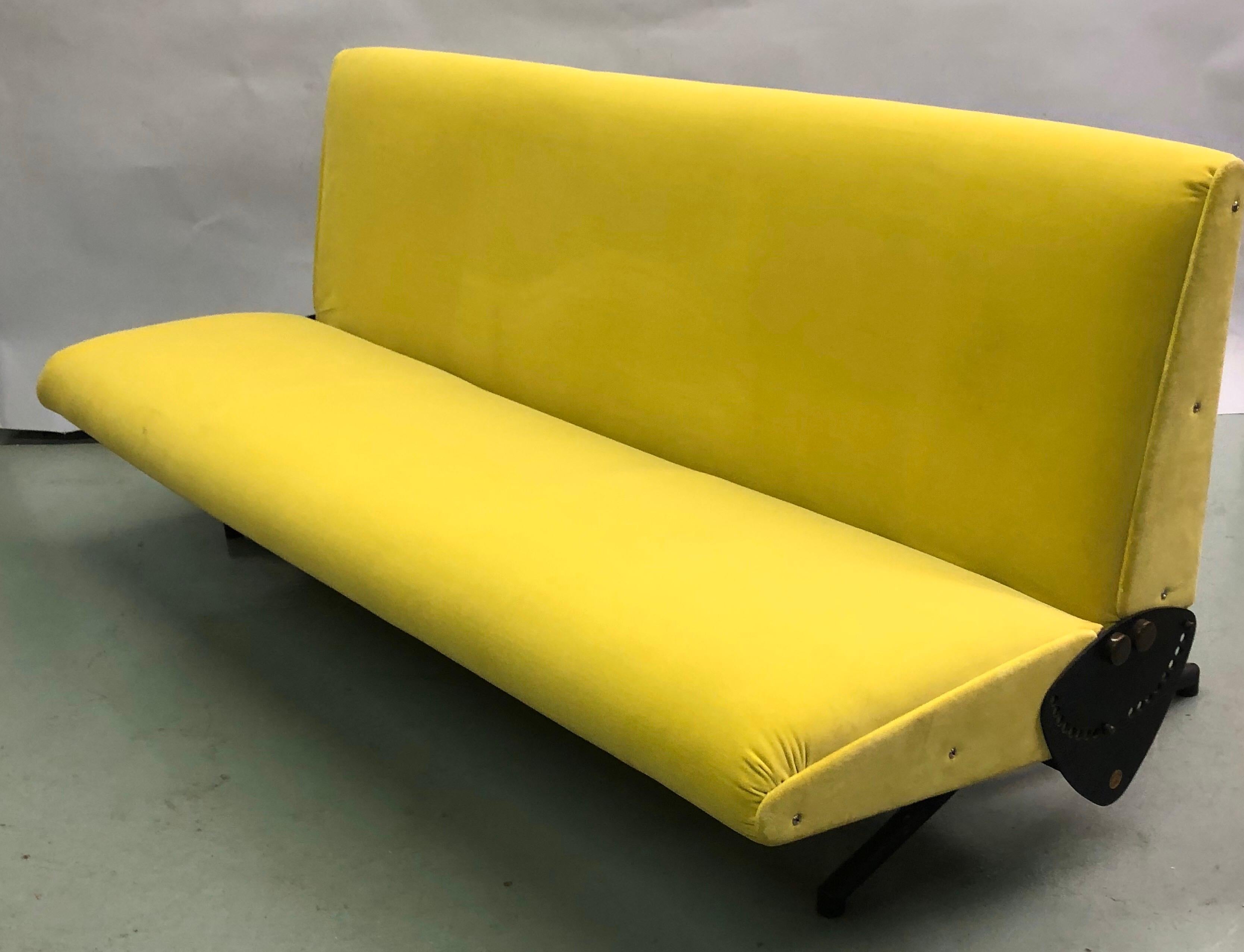 Italienisches Midcentury D-70 Sofa / Bett von Osvaldo Borsani & Tecno, Neue Polsterung (Emailliert) im Angebot