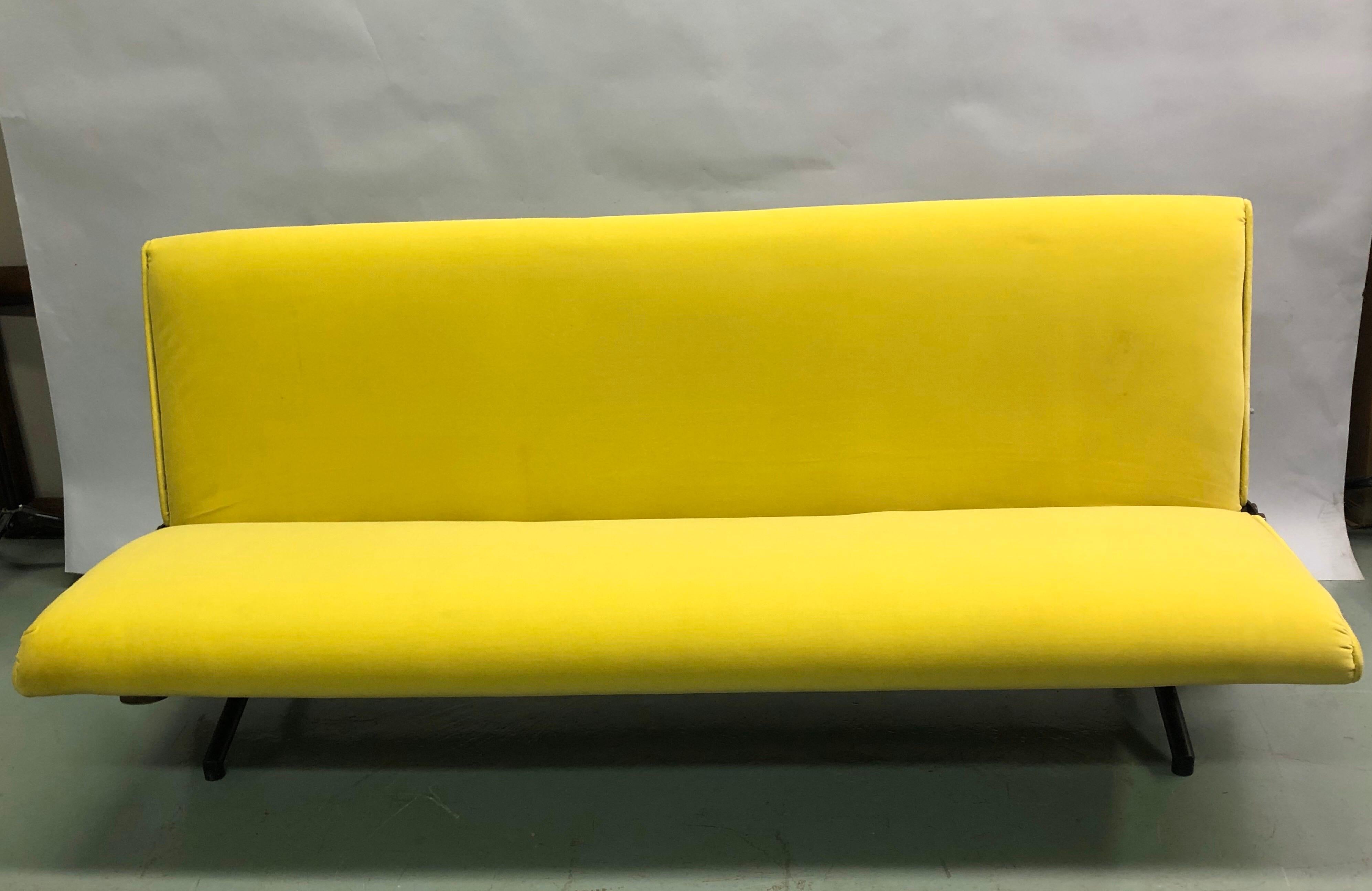 Enameled Italian Midcentury D-70 Sofa / Bed by Osvaldo Borsani & Tecno, New Upholstery For Sale