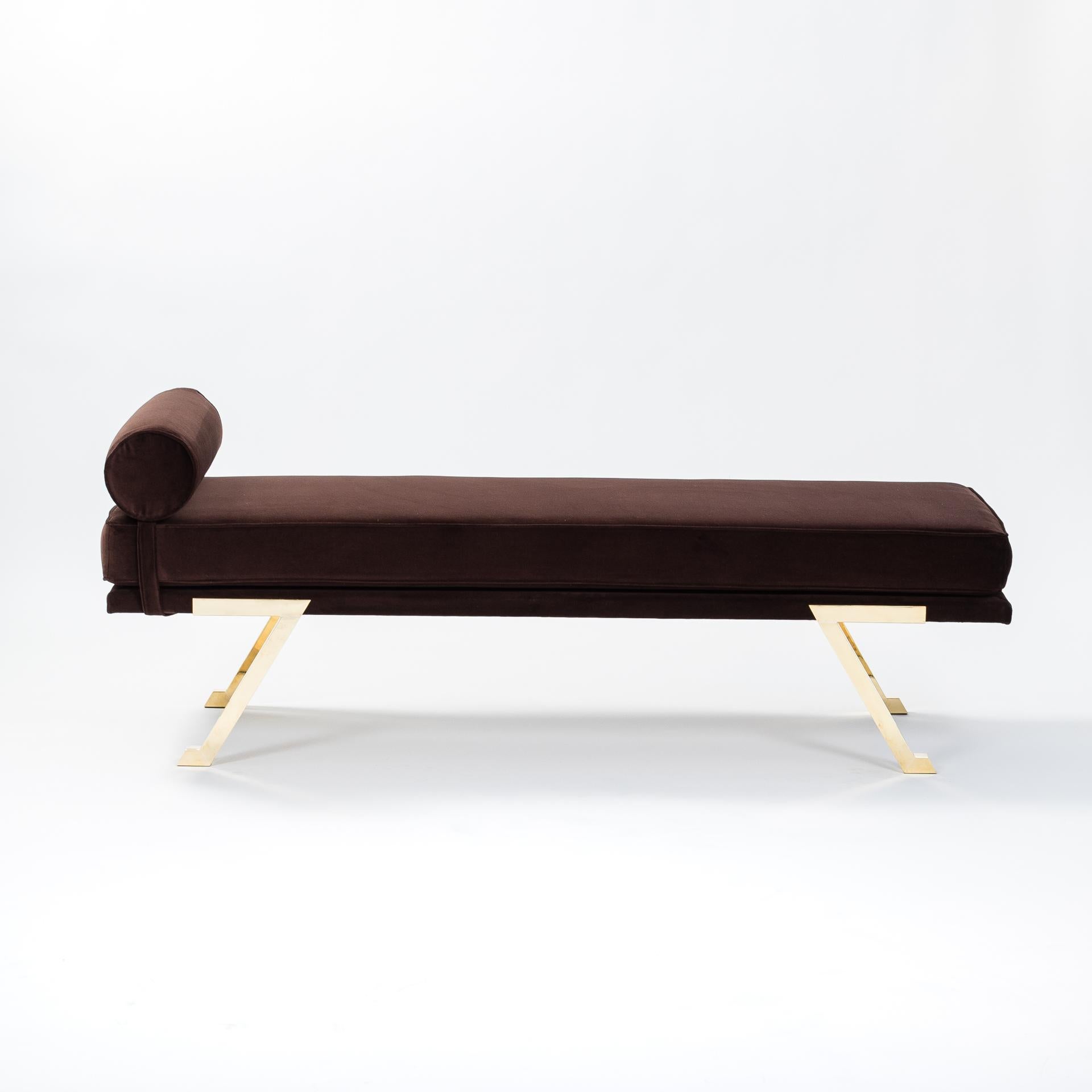 
Italienisches Mid-Century Daybed / Bank Messingbeine, schokoladenbrauner Samt 1970er

Wunderschönes italienisches Mid-Century Daybed/Bank/Sofa in einem klaren Design der siebziger Jahre.
Schwere, massive, geometrische Messingbeine kombiniert mit