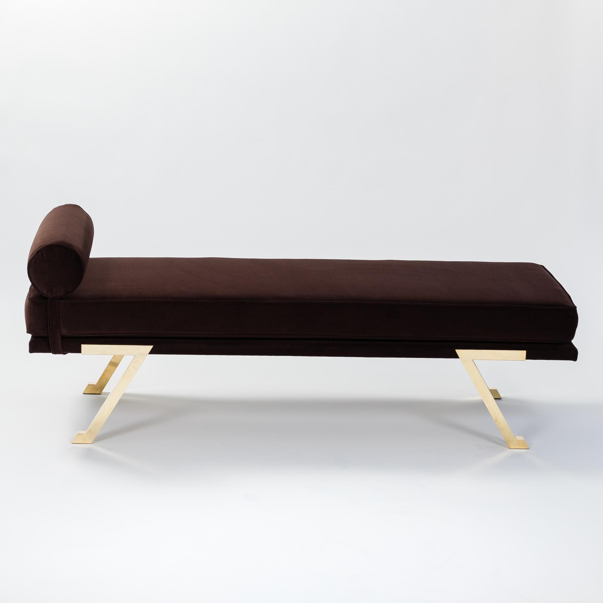 Italienisches Mid-Century Daybed / Bank Messingbeine, schokoladenbrauner Samt 1970er (Moderne der Mitte des Jahrhunderts) im Angebot