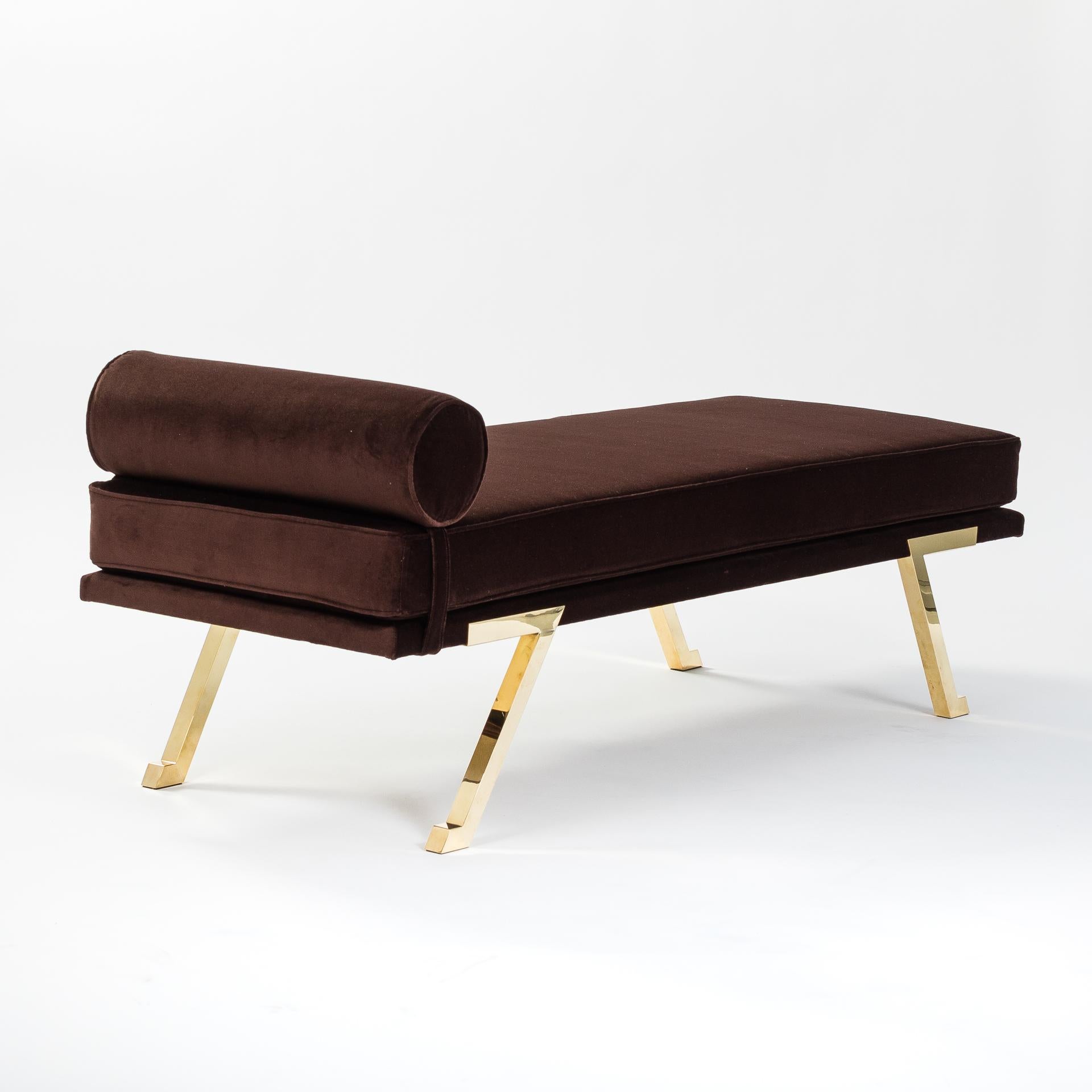 Italienisches Mid-Century Daybed / Bank Messingbeine, schokoladenbrauner Samt 1970er im Angebot 1