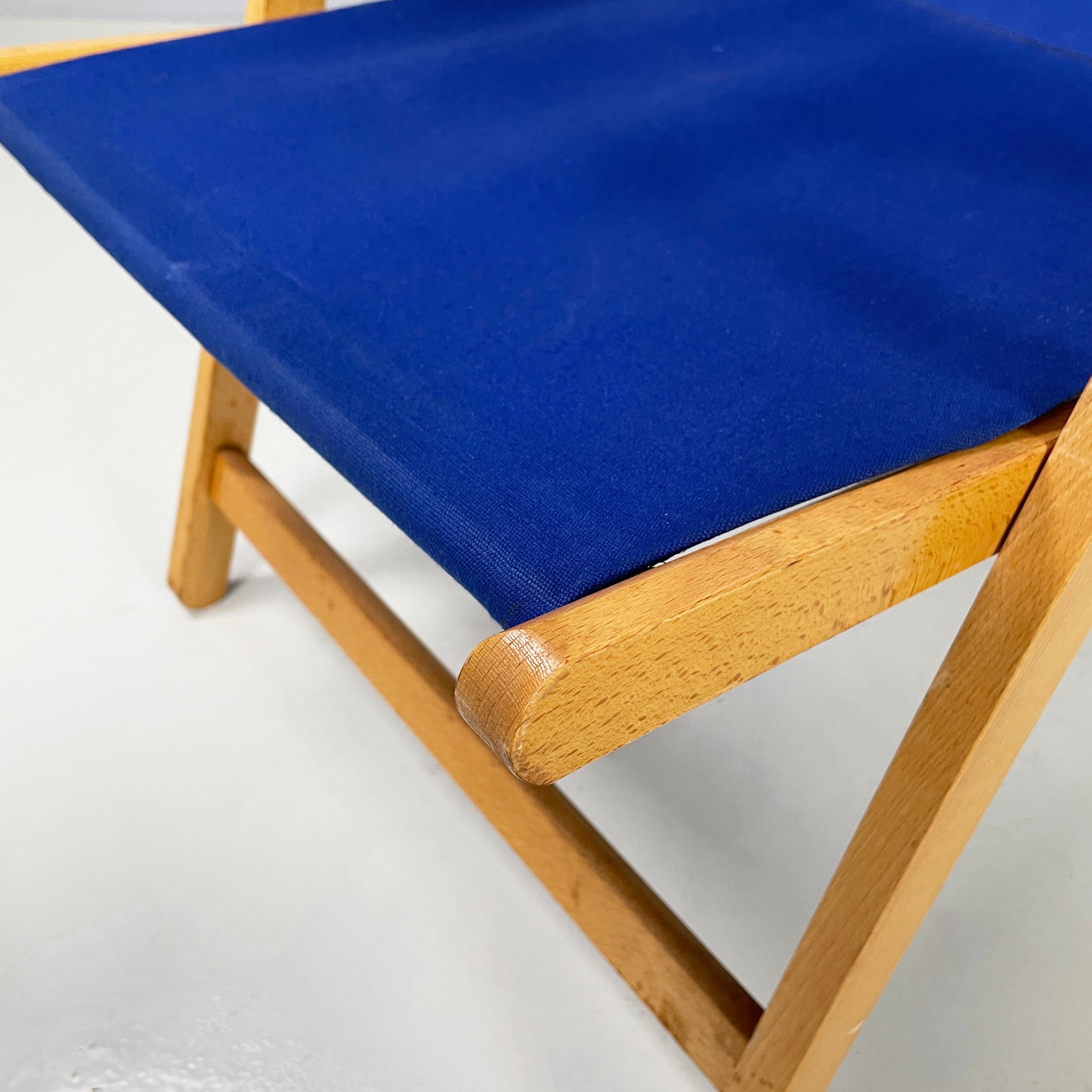Chaise longue italienne du milieu du siècle dernier en tissu bleu et bois par fratelli Reguitti 1960 en vente 4