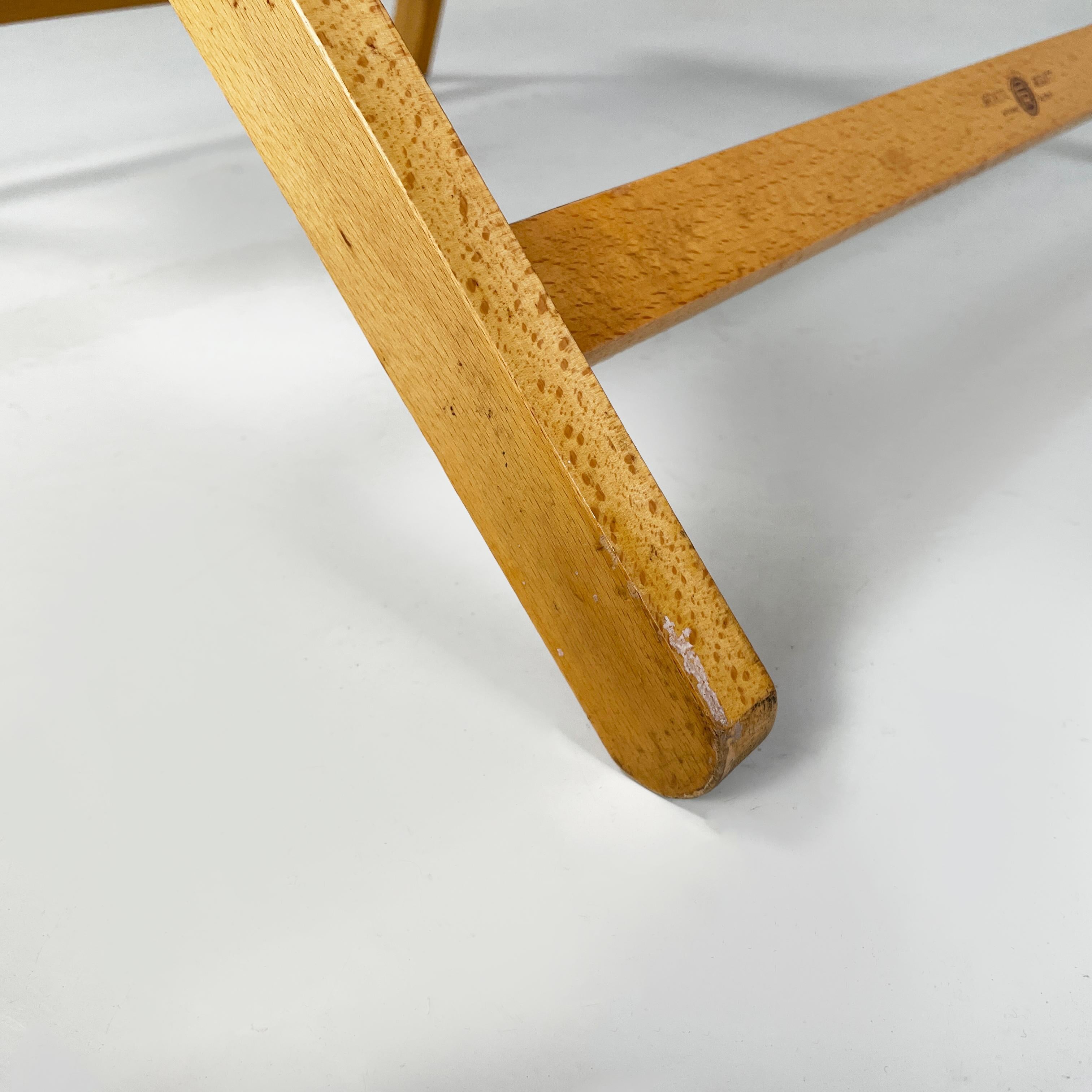 Chaise longue italienne du milieu du siècle dernier en tissu bleu et bois par fratelli Reguitti 1960 en vente 8