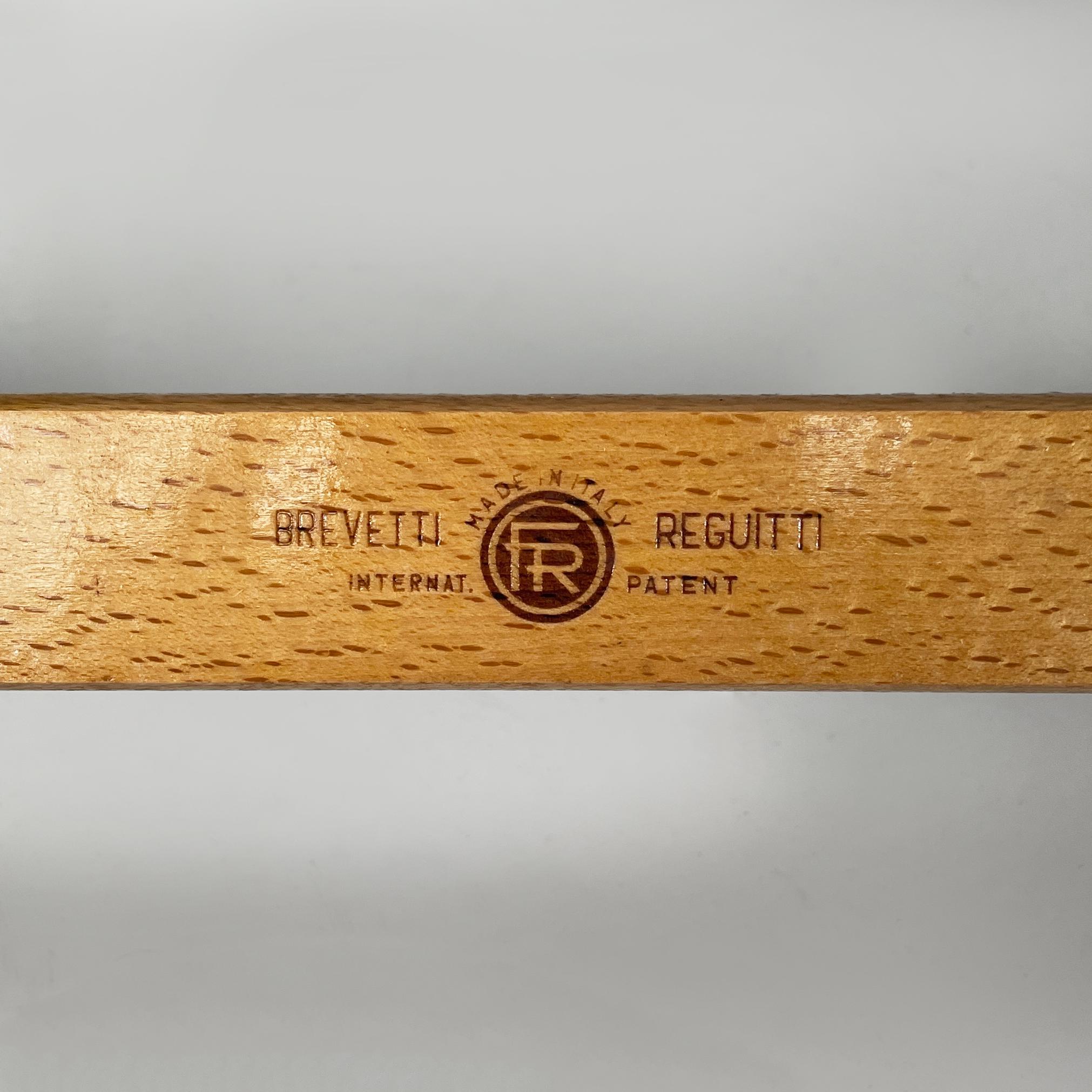 Chaise longue italienne du milieu du siècle dernier en tissu bleu et bois par fratelli Reguitti 1960 en vente 9