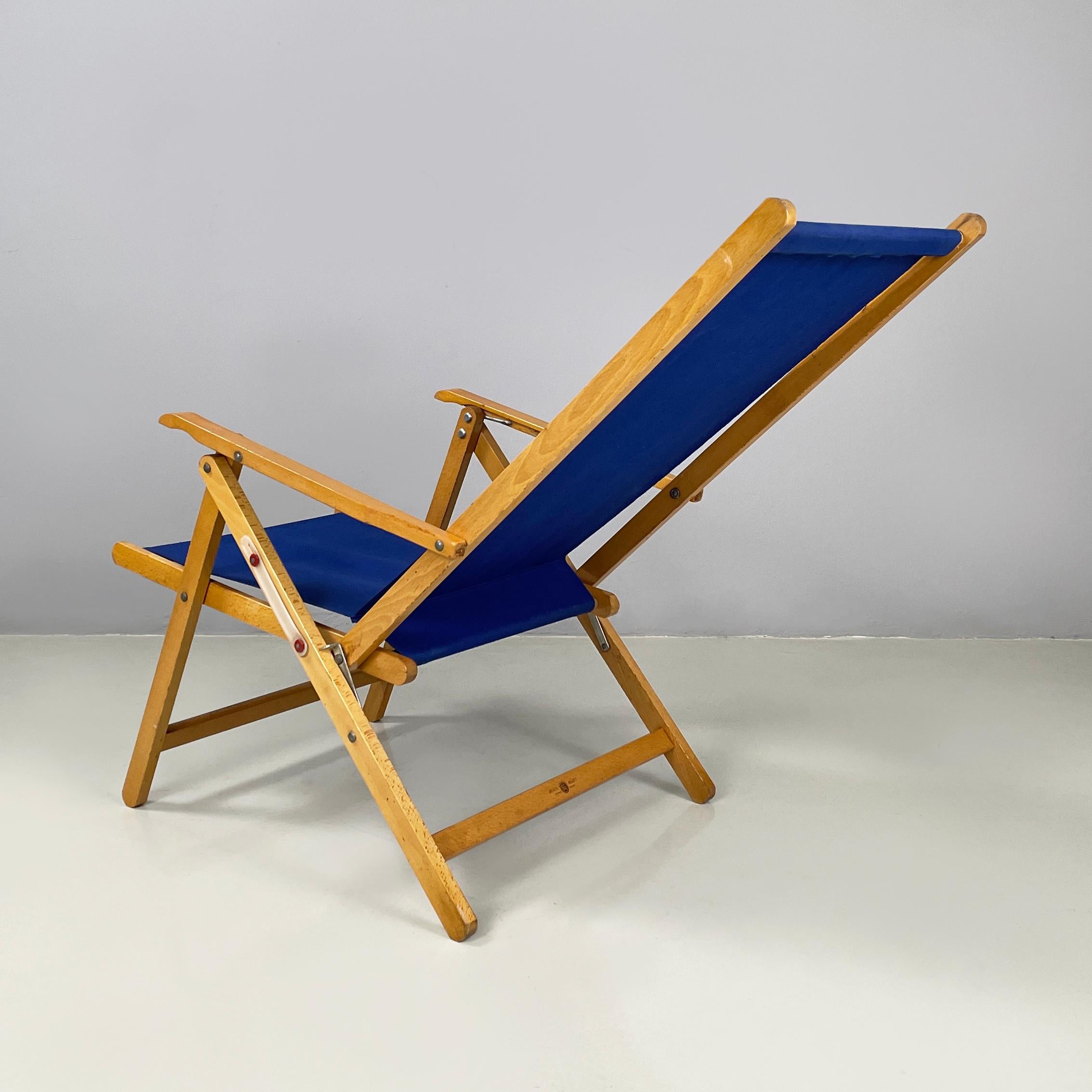Milieu du XXe siècle Chaise longue italienne du milieu du siècle dernier en tissu bleu et bois par fratelli Reguitti 1960 en vente