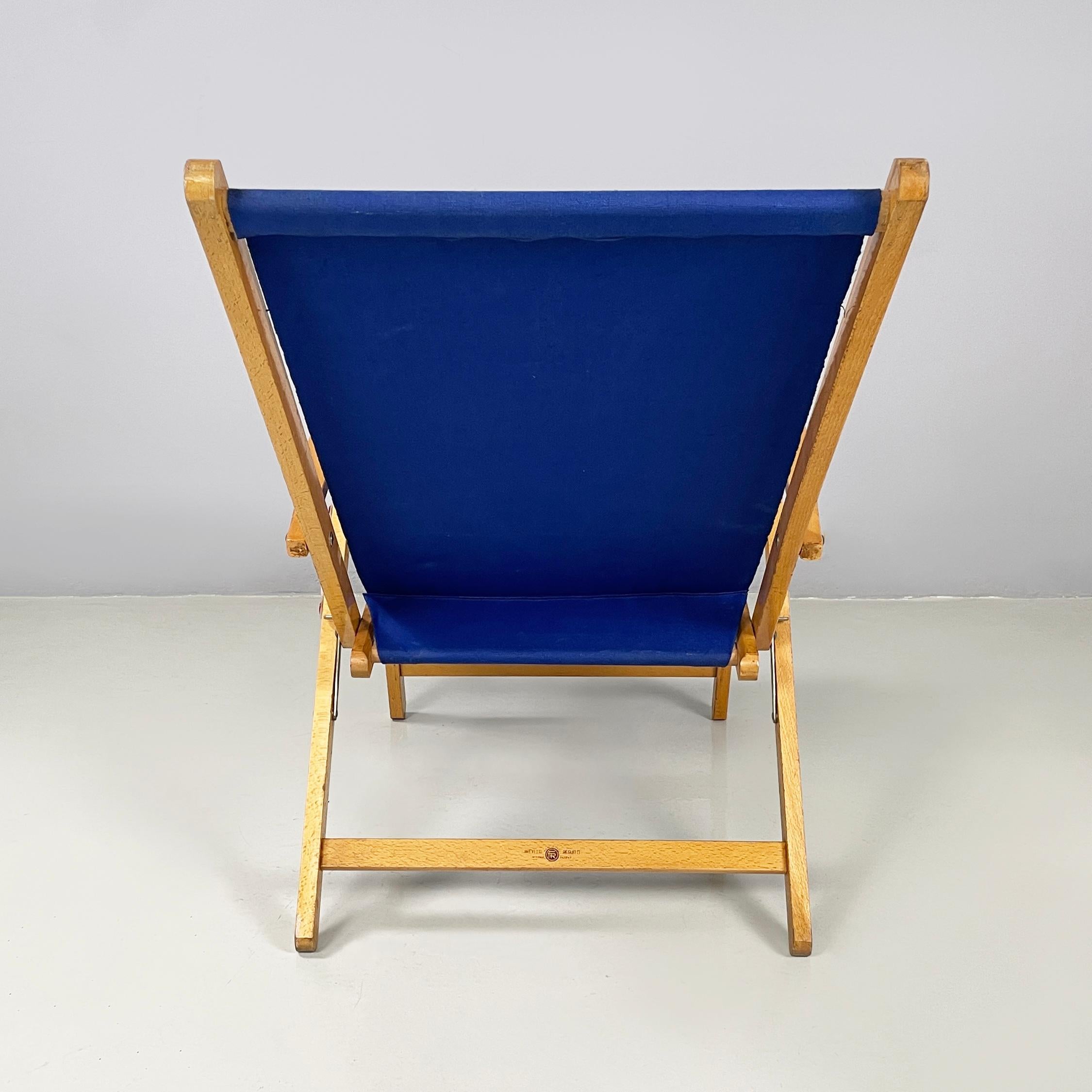 Tissu Chaise longue italienne du milieu du siècle dernier en tissu bleu et bois par fratelli Reguitti 1960 en vente
