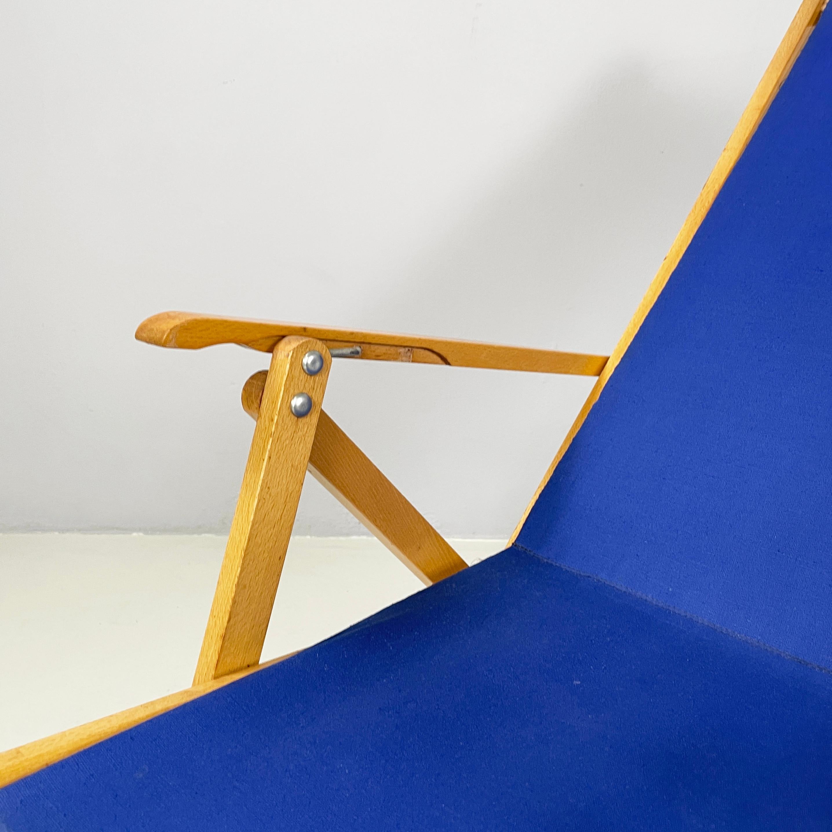 Chaise longue italienne du milieu du siècle dernier en tissu bleu et bois par fratelli Reguitti 1960 en vente 2
