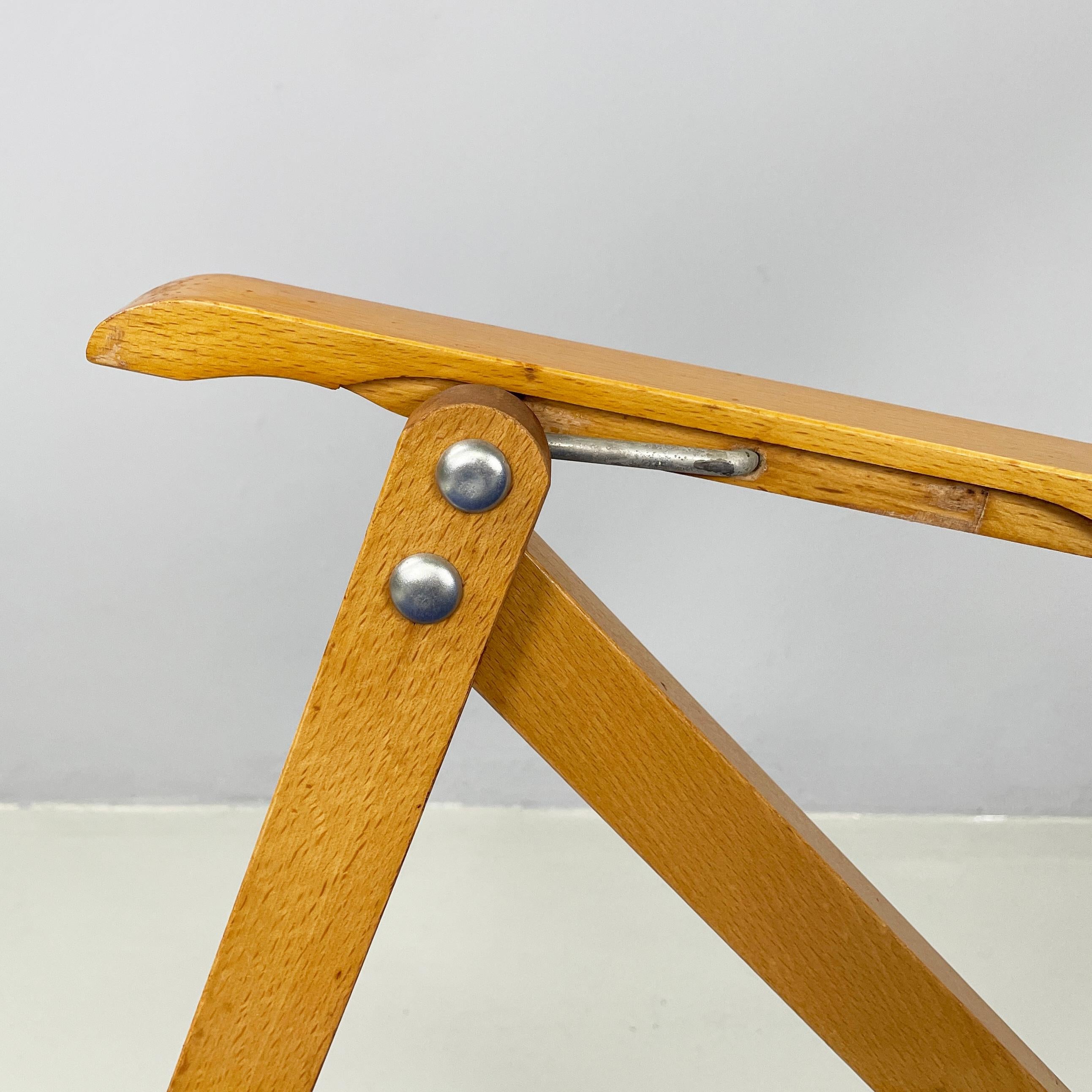 Chaise longue italienne du milieu du siècle dernier en tissu bleu et bois par fratelli Reguitti 1960 en vente 3