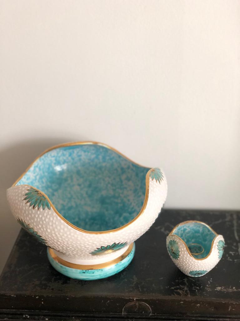 Ein atemberaubendes italienisches Set von Ars Deruta, bestehend aus einer organisch geformten, strukturierten Keramikschale mit blauer Innenseite und goldenen Rändern, die durch schöne Blumenmotive hervorgehoben werden. Das zweite Stück ist ein