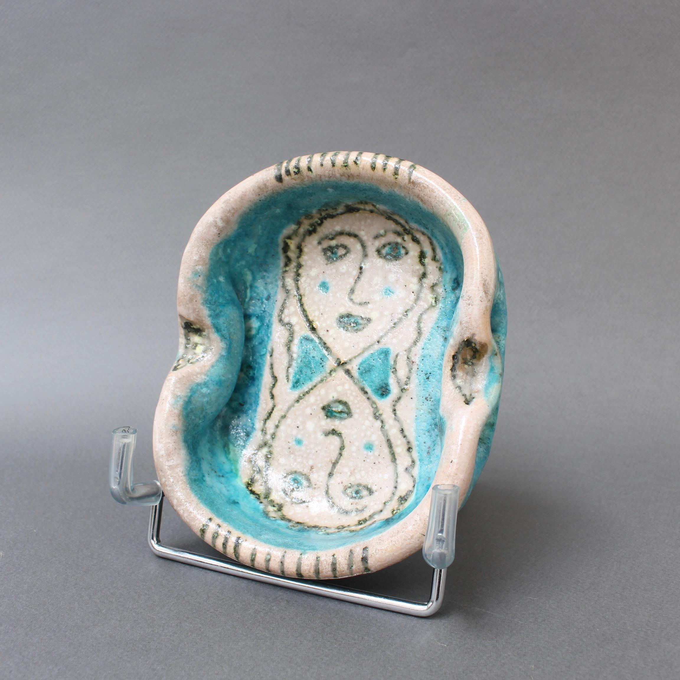 Decorative Italian blue ceramic bowl / ashtray / vide-poche by Guido Gambone, (circa 1950s). But who would flick their cigarette ashes in such a work of art? Pas moi! Decorated on the inside with stylized, opposing faces in thick, indigo blue and