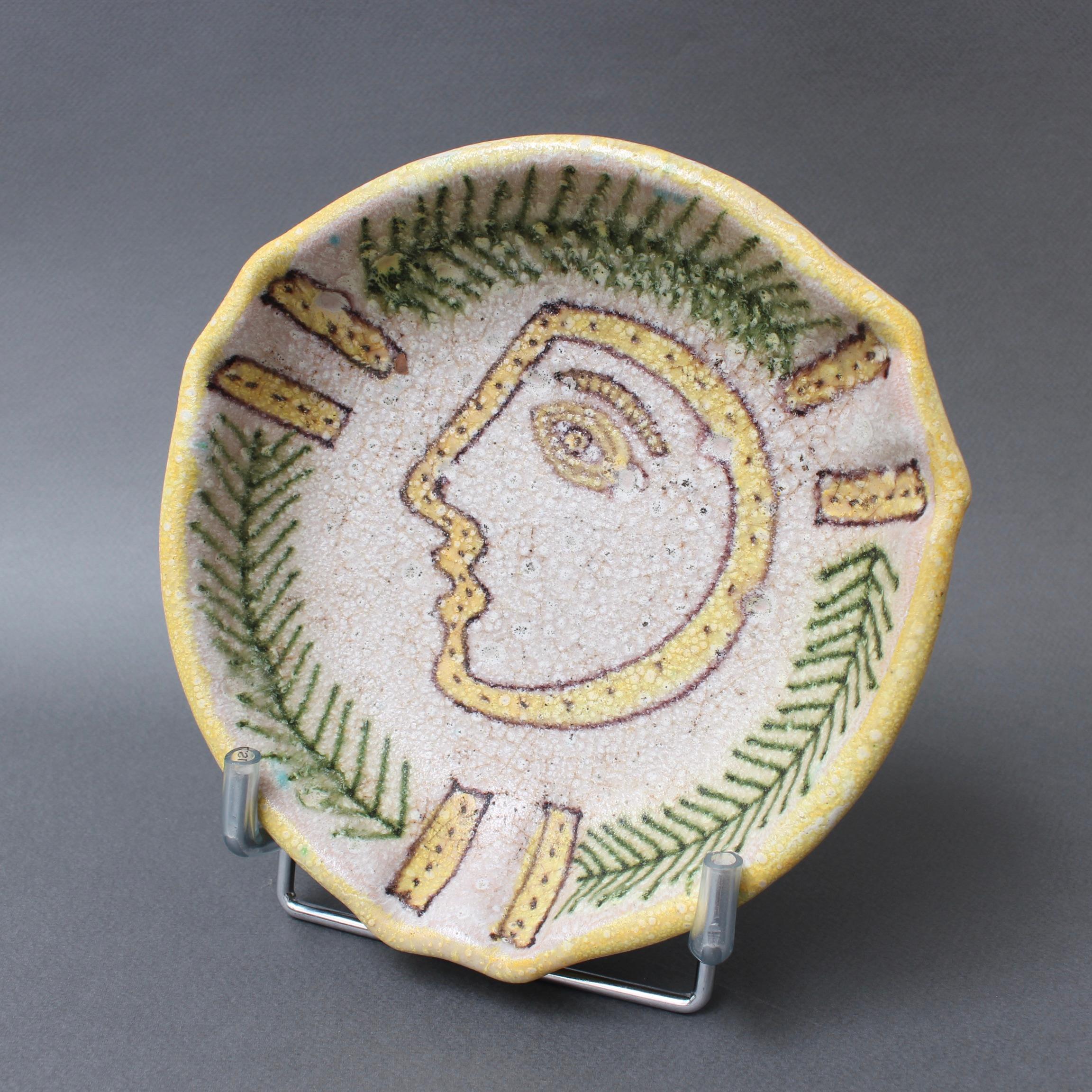Decorative Italian ceramic bowl by Guido Gambone (circa 1950s). Decorated on the inside with stylized profile and laurel wreath motif reminiscent of a decorated Roman Legion soldier. The only thing missing is 'SPQR', the symbolic abbreviated phrase