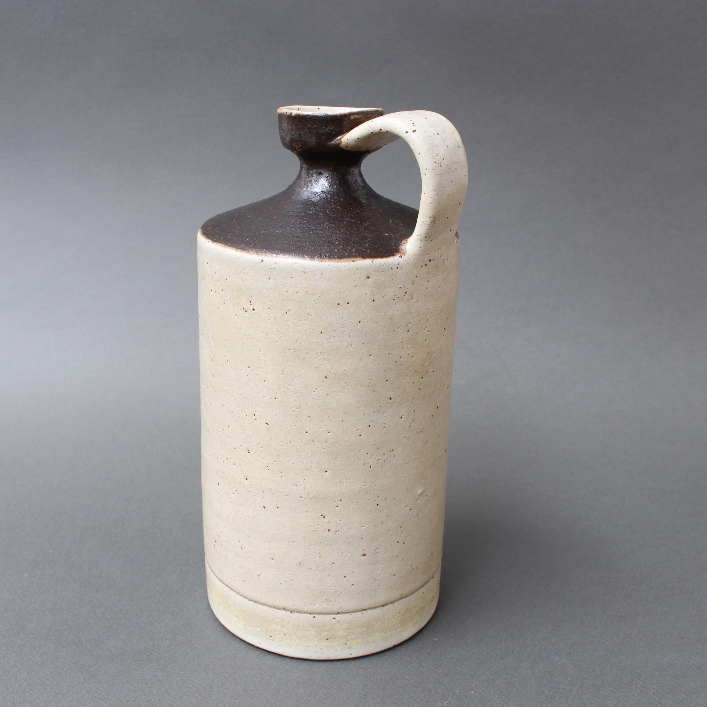 Italienischer Keramikkrug / Vase von Bruno Gambone (ca. 1970er Jahre). Wie unsere anderen Gefäße von Bruno Gambone hat auch dieses eine reine Form, einen gedeckten Farbton und eine demonstrative, mühelose Schönheit, wie sie nur von Bruno Gambone