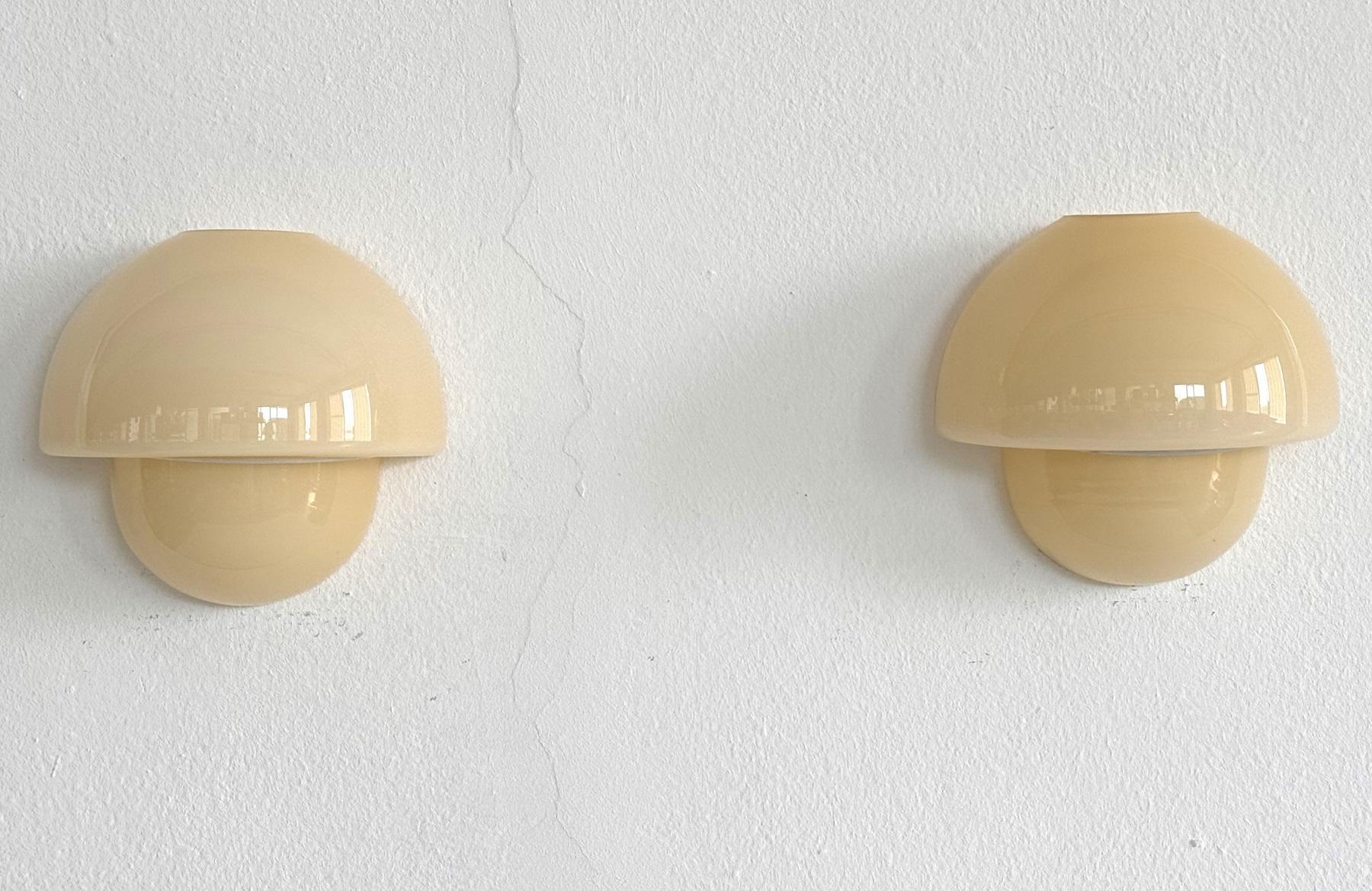 Mid-Century moderno Applique a fungo in vetro di Murano giallo di design italiano della metà del secolo scorso, anni '70
