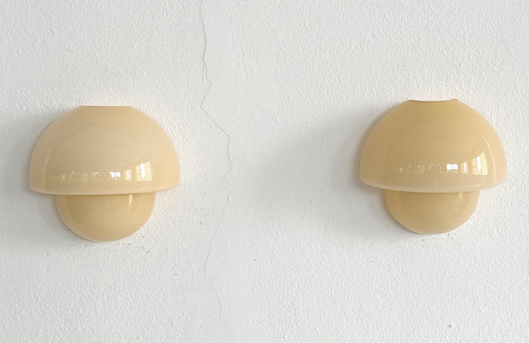 Fatto a mano Applique a fungo in vetro di Murano giallo di design italiano della metà del secolo scorso, anni '70