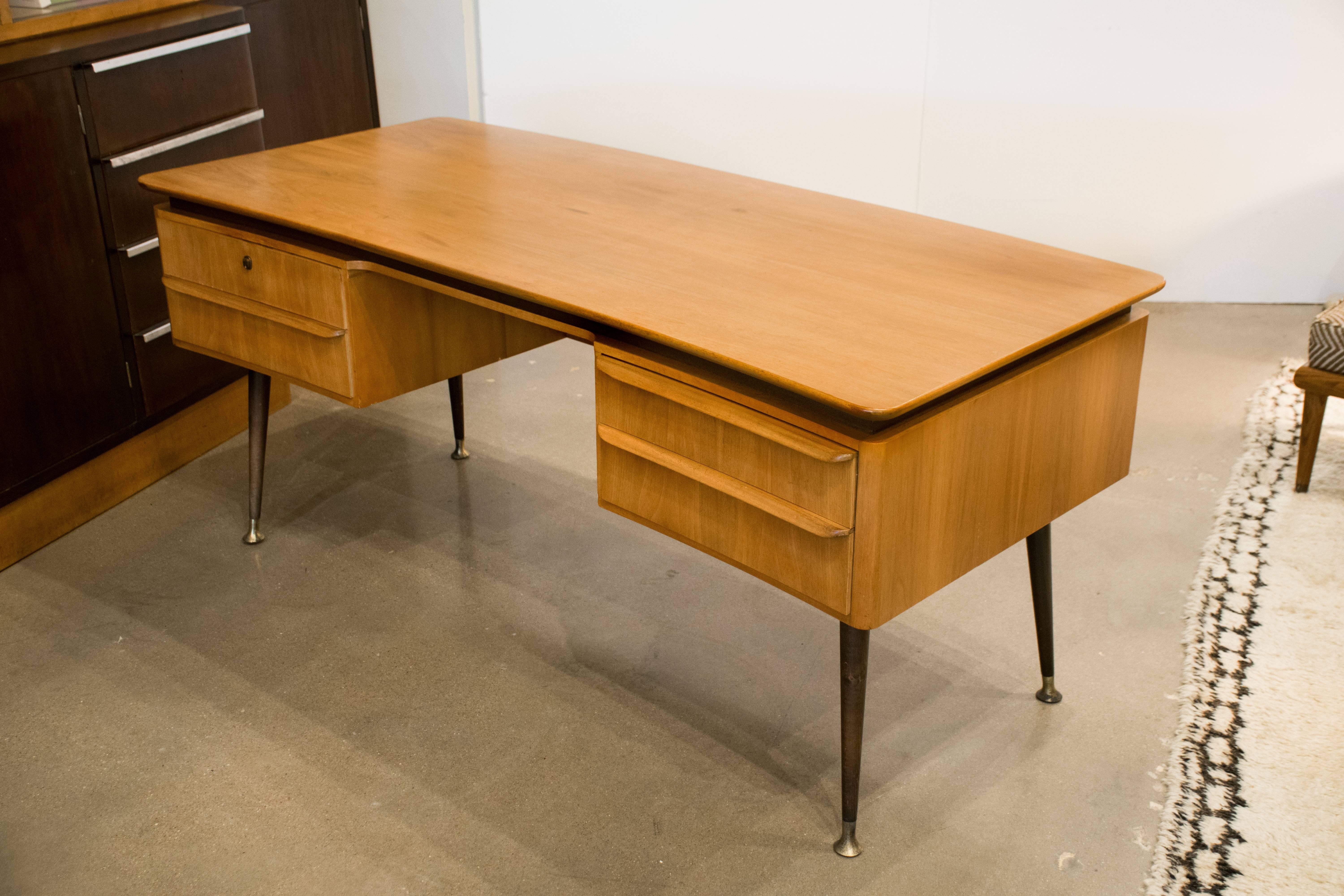Italian Midcentury Desk in the Manner of Gio Ponti In Excellent Condition In Austin, TX