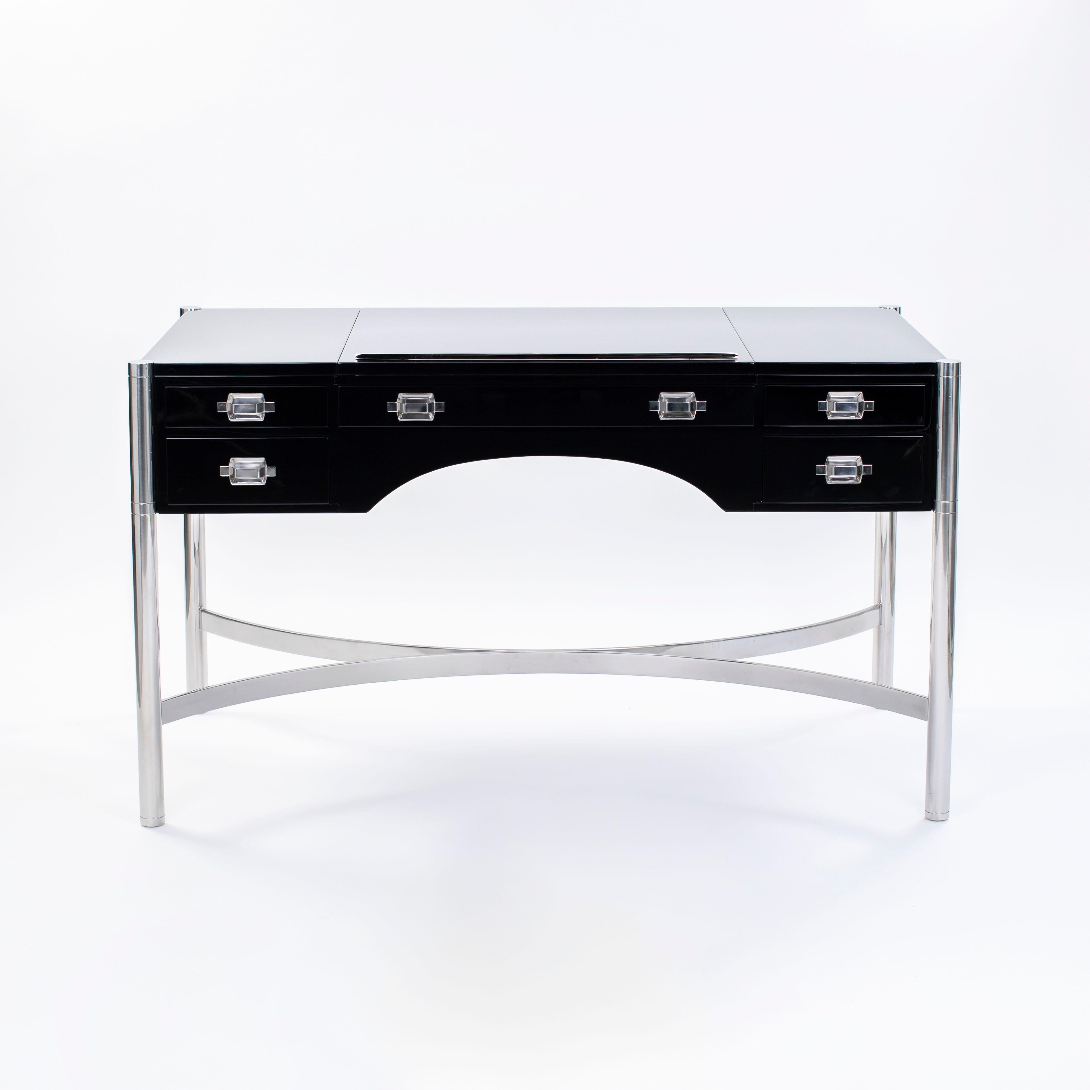 Italienischer Schreibtisch aus der Mitte des Jahrhunderts in schwarzem Hochglanzlack mit Fuß und Griffen aus Edelstahl, Mailand 1970er Jahre.

Das Stück ist sehr gut verarbeitet und das Design ist leichtfüßig und modernistisch.
Die Karosserie wurde