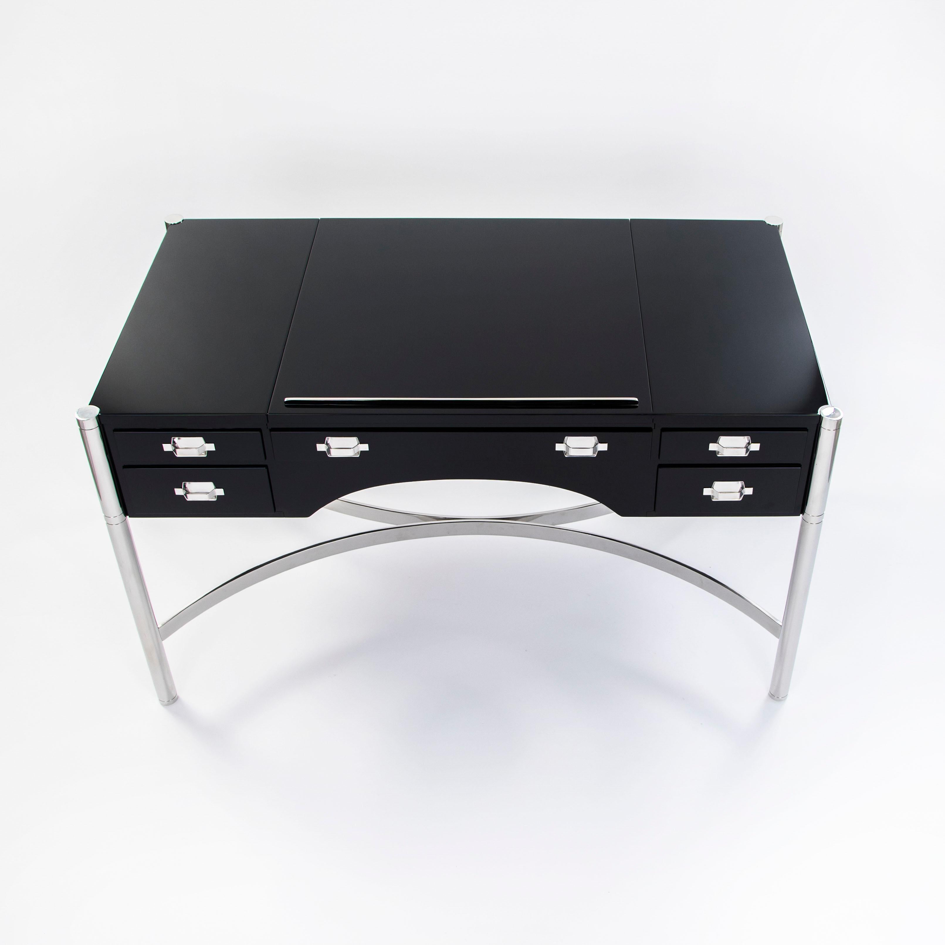 Italienischer Schreibtisch aus der Mitte des Jahrhunderts Schwarzer Lack & Edelstahl von STUDIODADA 1970s (Moderne der Mitte des Jahrhunderts) im Angebot