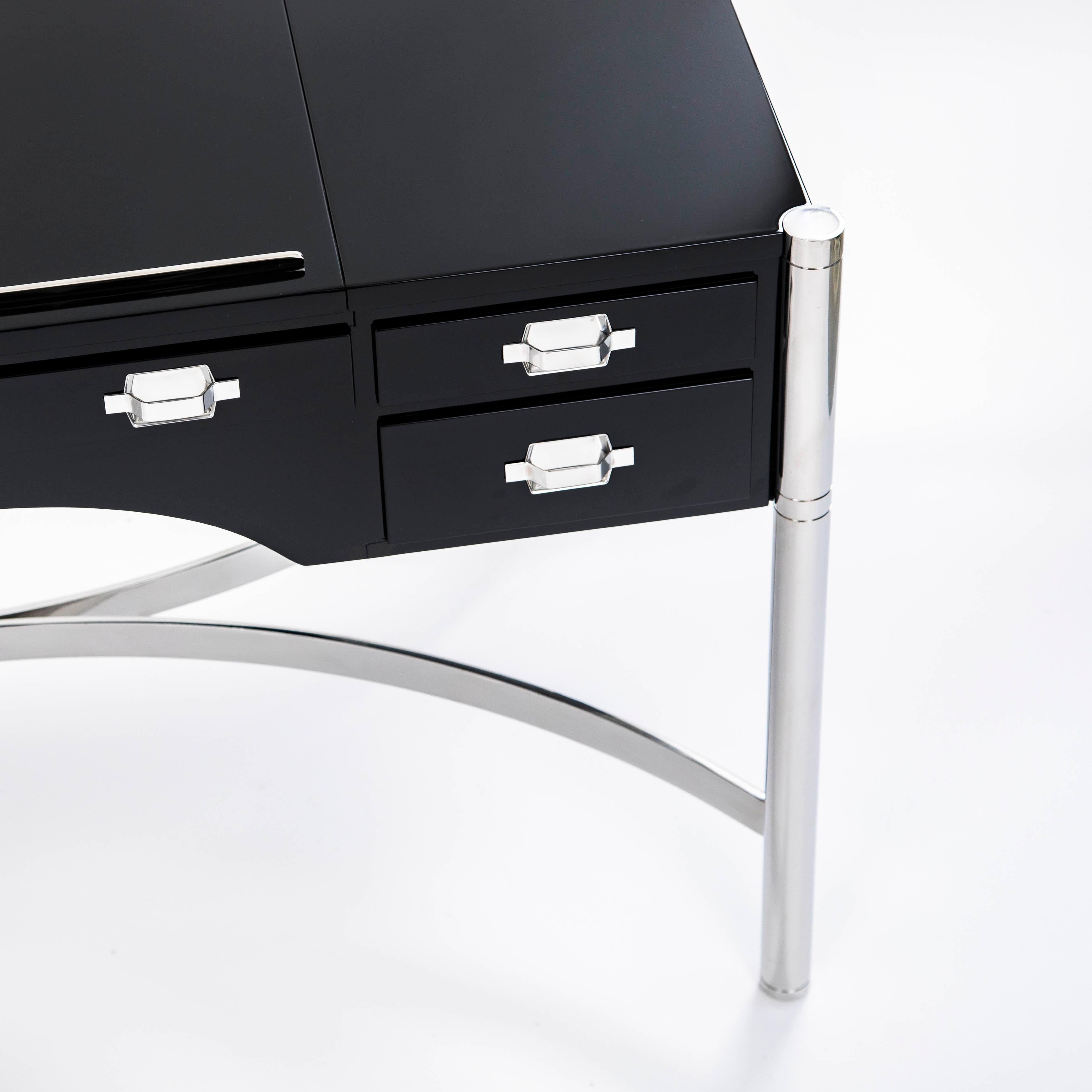 Italienischer Schreibtisch aus der Mitte des Jahrhunderts Schwarzer Lack & Edelstahl von STUDIODADA 1970s (Geschmiedet) im Angebot